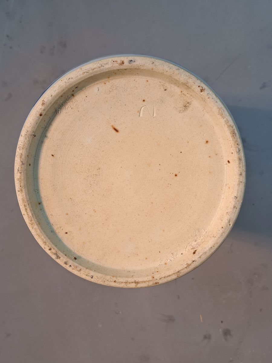 Detail d: Grosse Vase in Form eines Pinselbechers, China, 20.Jh., Porzellan, Unterglasurmalerei in Blau, umlaufende Landschaft, Alterssp., H. 46 cm