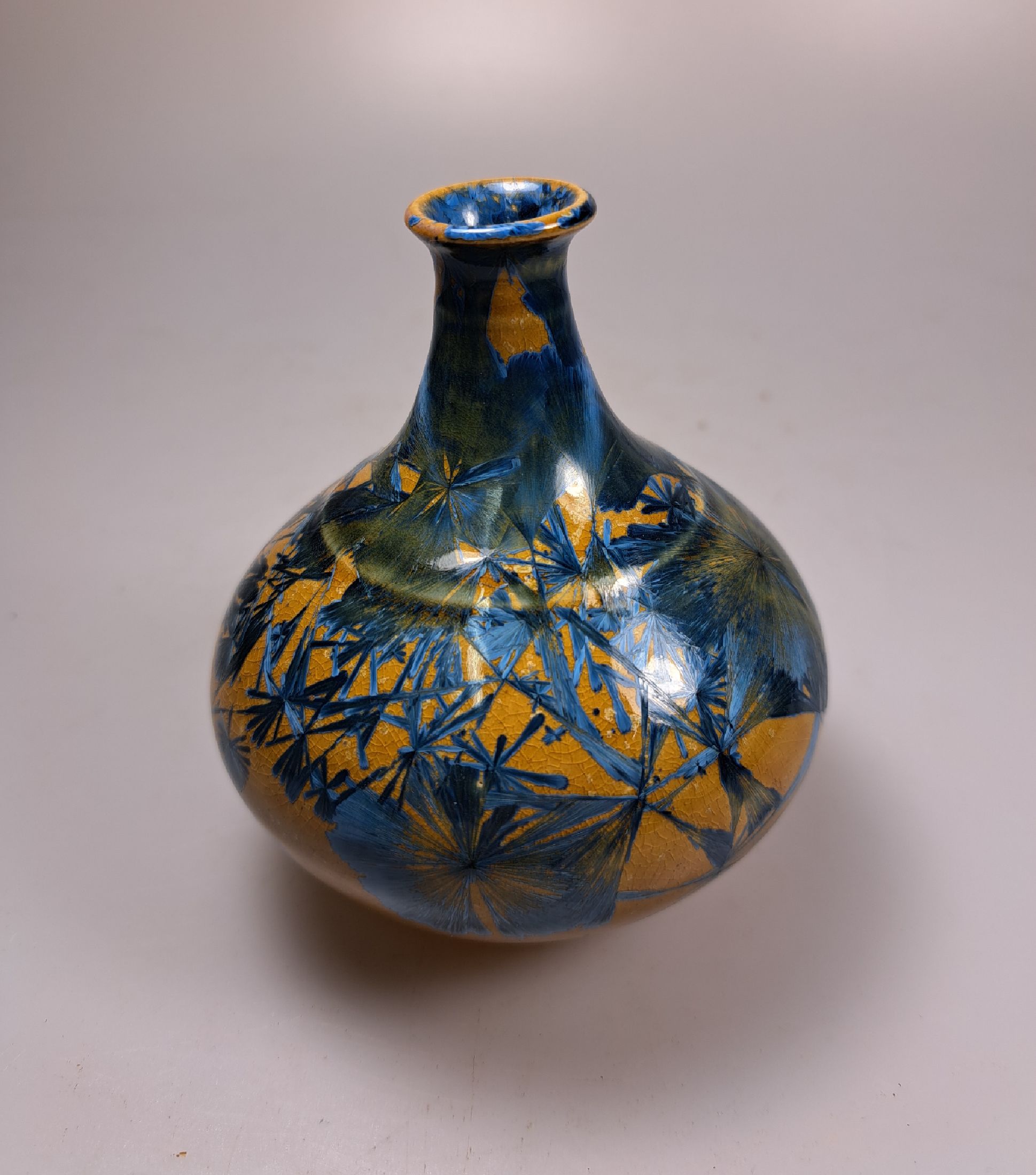 Detail f: Konvolut Künstlerkeramik, wohl 1960/70er-Jahre, Keramik, blaue bzw. türkisfarbene Kristallglasur auf senfgelber bzw. grünlicher Fritte, ...