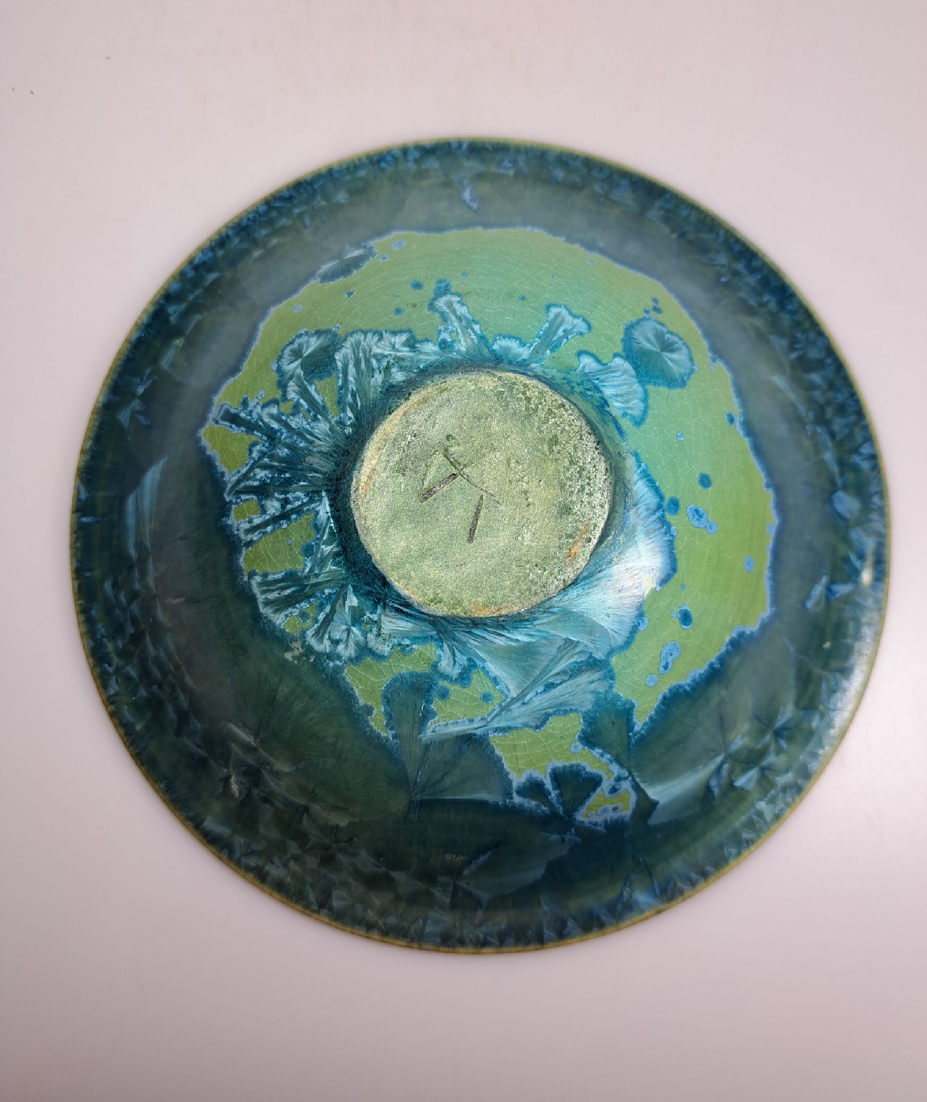 Detail j: Konvolut Künstlerkeramik, wohl 1960/70er-Jahre, Keramik, blaue bzw. türkisfarbene Kristallglasur auf senfgelber bzw. grünlicher Fritte, ...