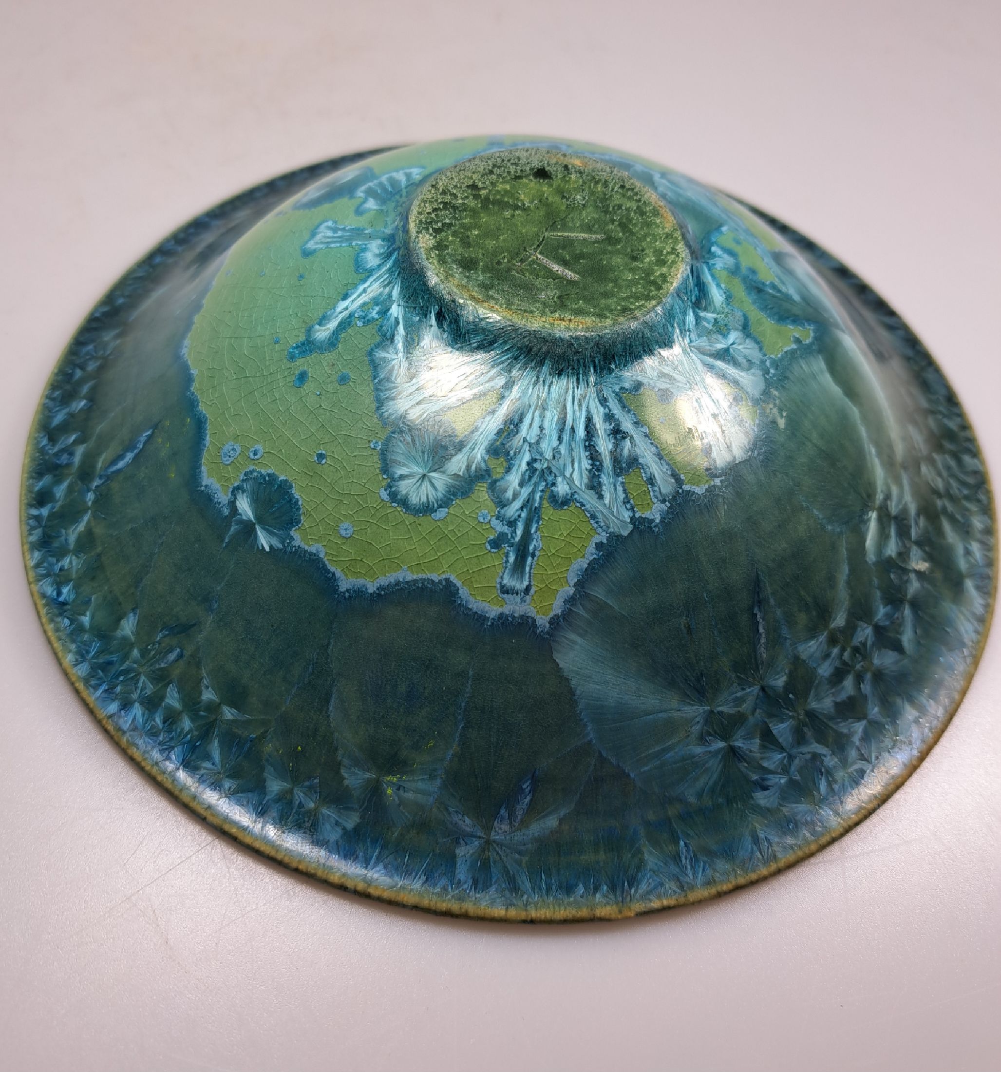 Detail k: Konvolut Künstlerkeramik, wohl 1960/70er-Jahre, Keramik, blaue bzw. türkisfarbene Kristallglasur auf senfgelber bzw. grünlicher Fritte, ...