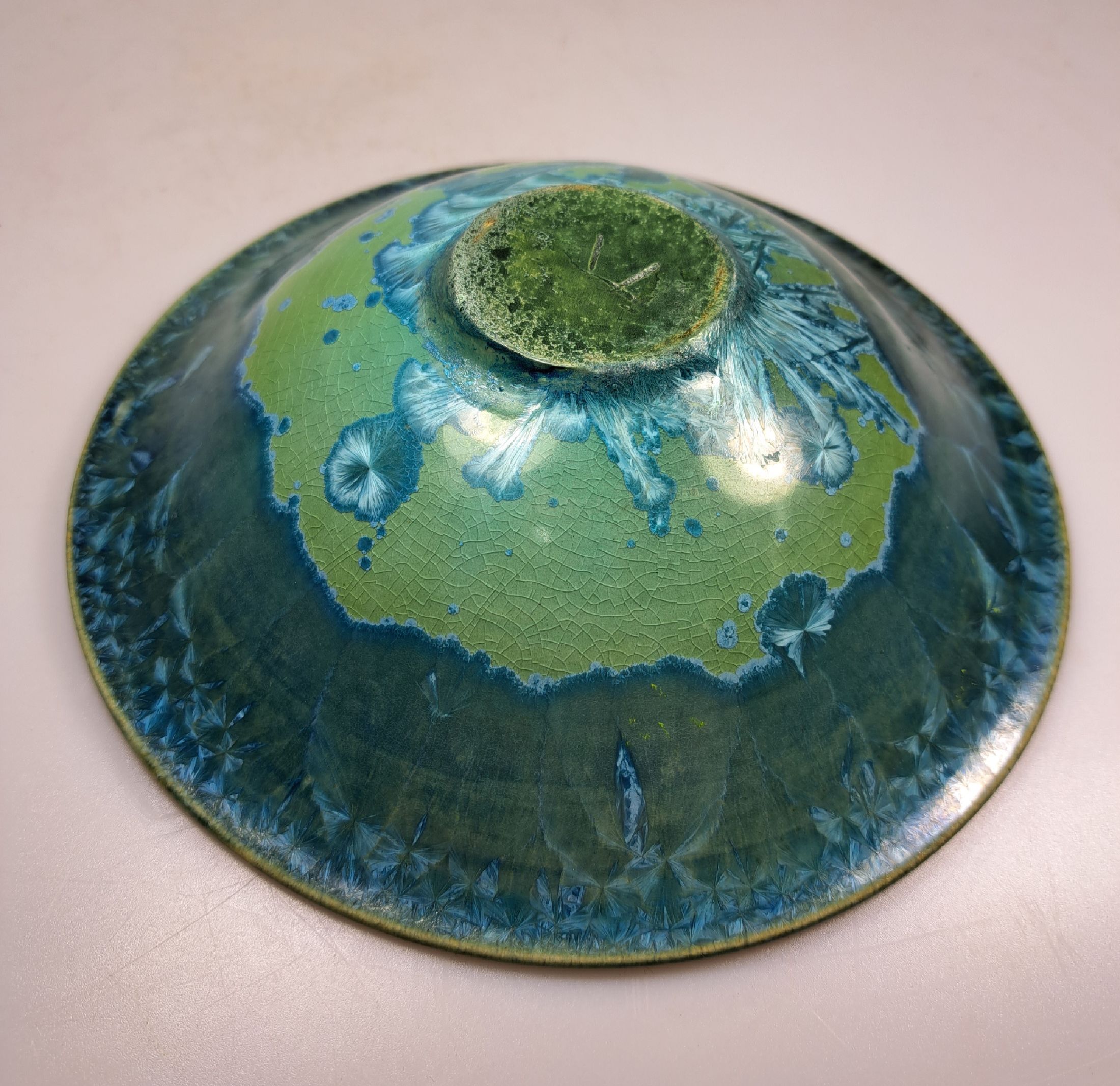 Detail l: Konvolut Künstlerkeramik, wohl 1960/70er-Jahre, Keramik, blaue bzw. türkisfarbene Kristallglasur auf senfgelber bzw. grünlicher Fritte, ...