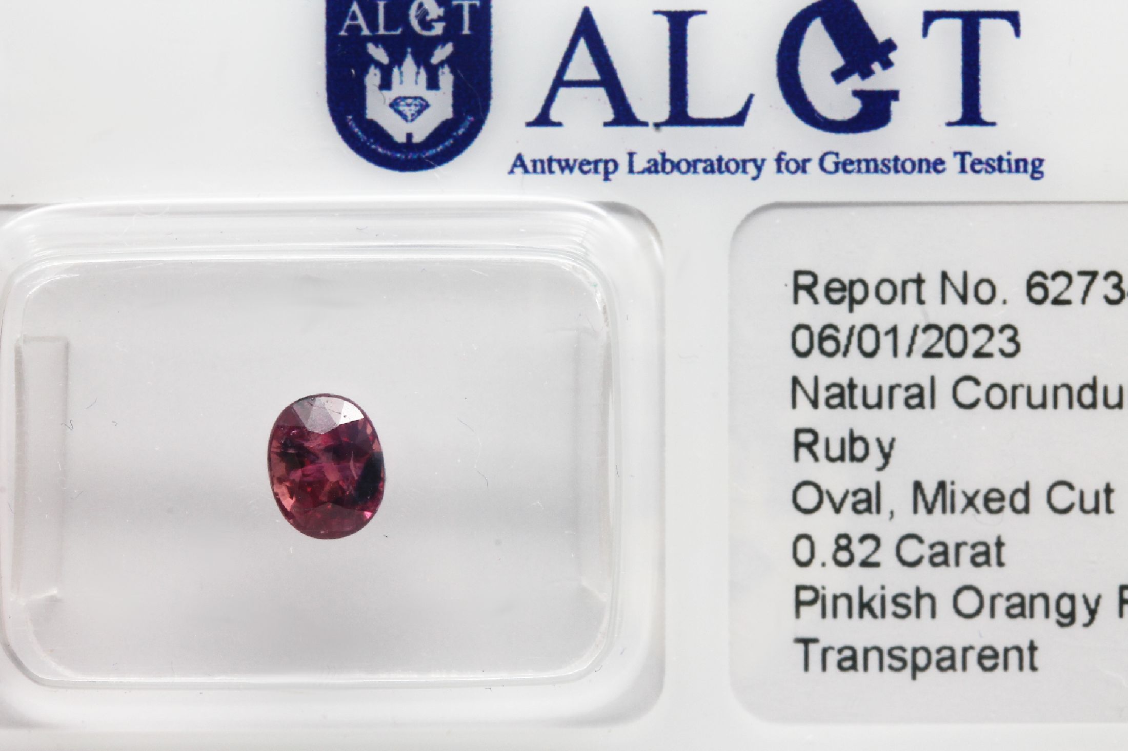 Ovalfacett. Rubin ca. 0.82 ct, ALGT- Expertise, Pinkish Orangy Red (Purplish), unbehandelt