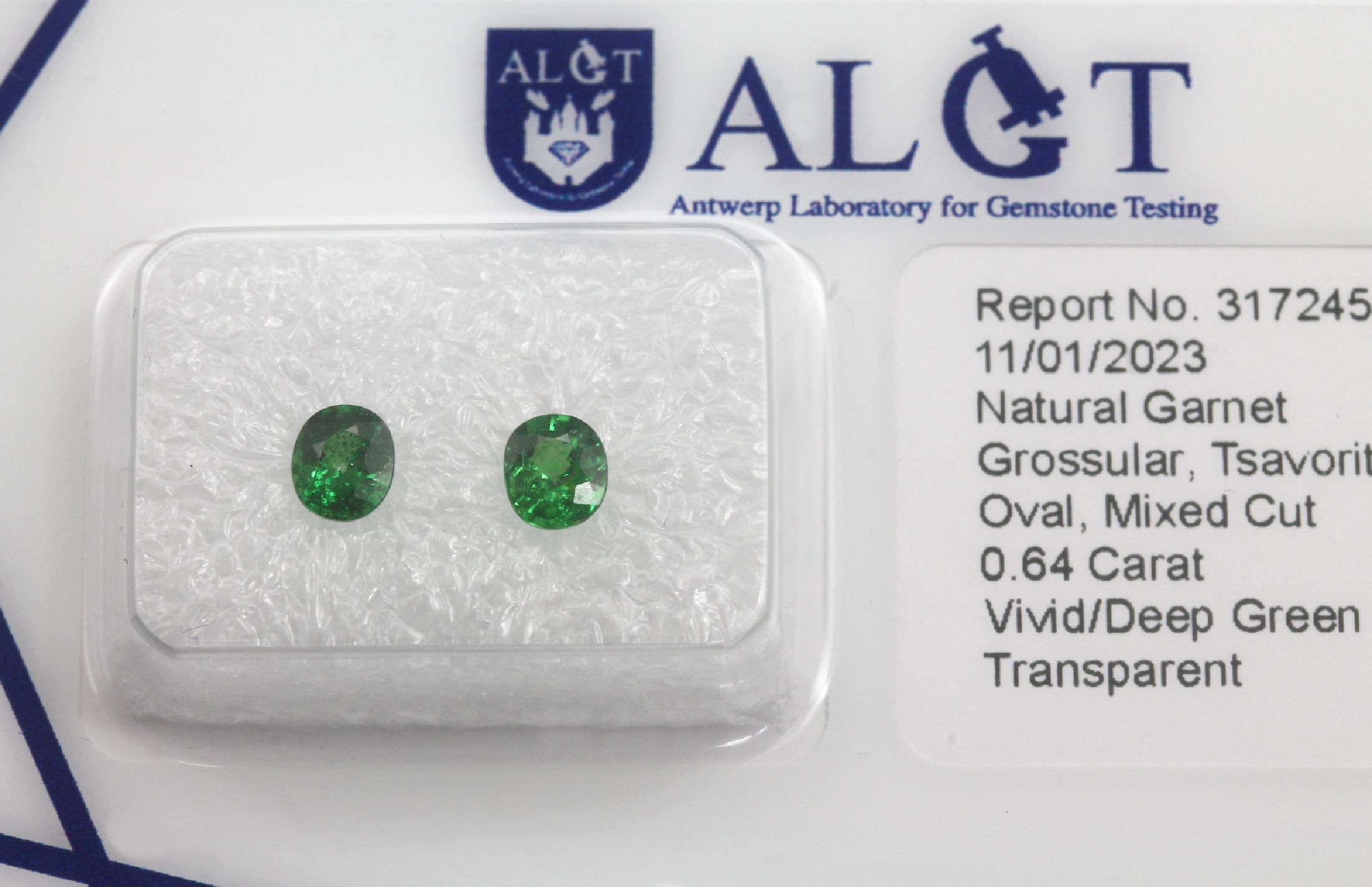 Detail c: Konvolut Farbsteine, alle mit ALGT Expertise, : 1 x loser Opalcabochon ca. 5.30 ct Light Orange, schönes Farbspiel, unbehandelt; 1 x Paar lose ...