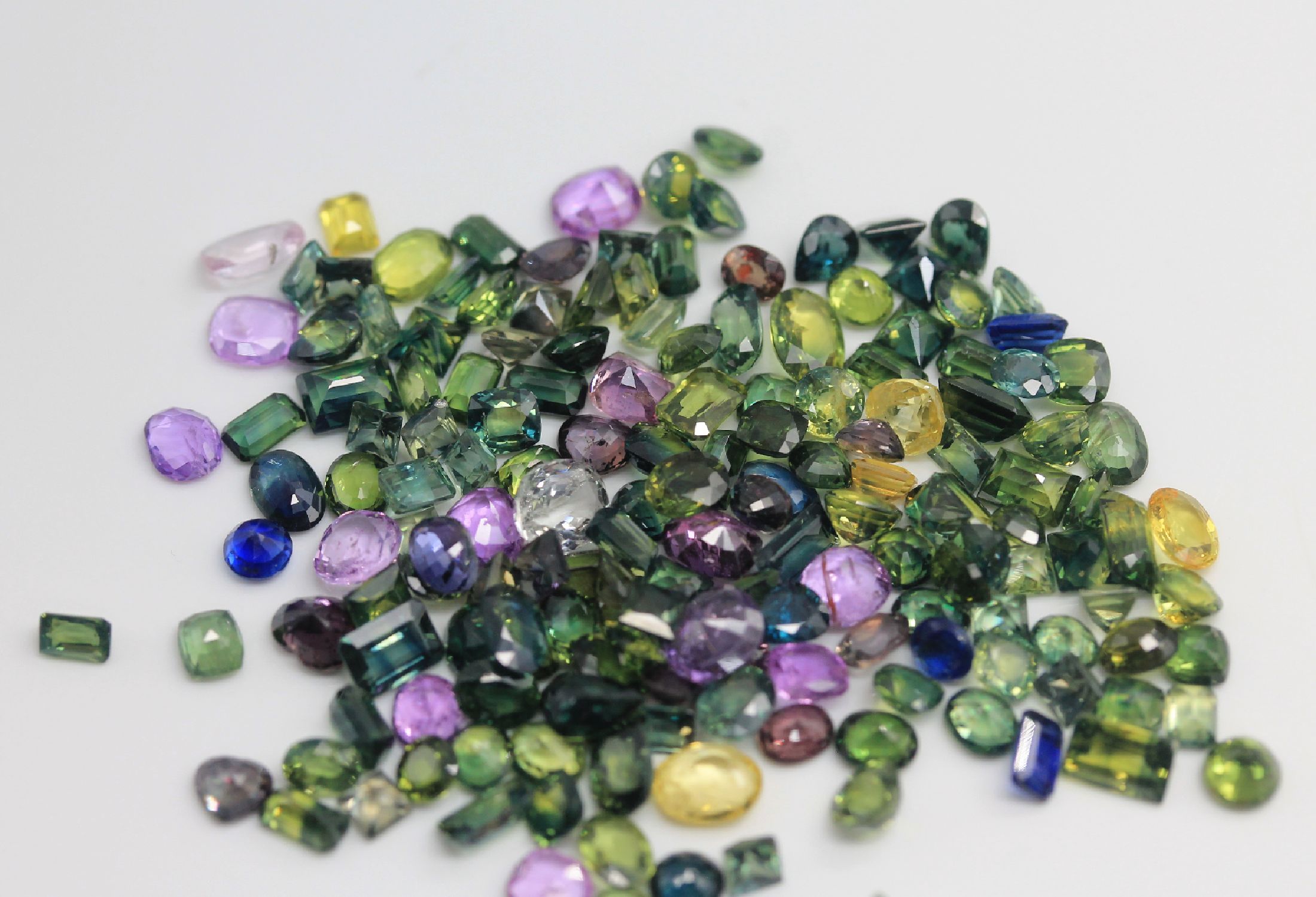 Detail a: Lot lose Saphire zus. ca. 80.0 ct, in verschiedene Farben und Schliffen