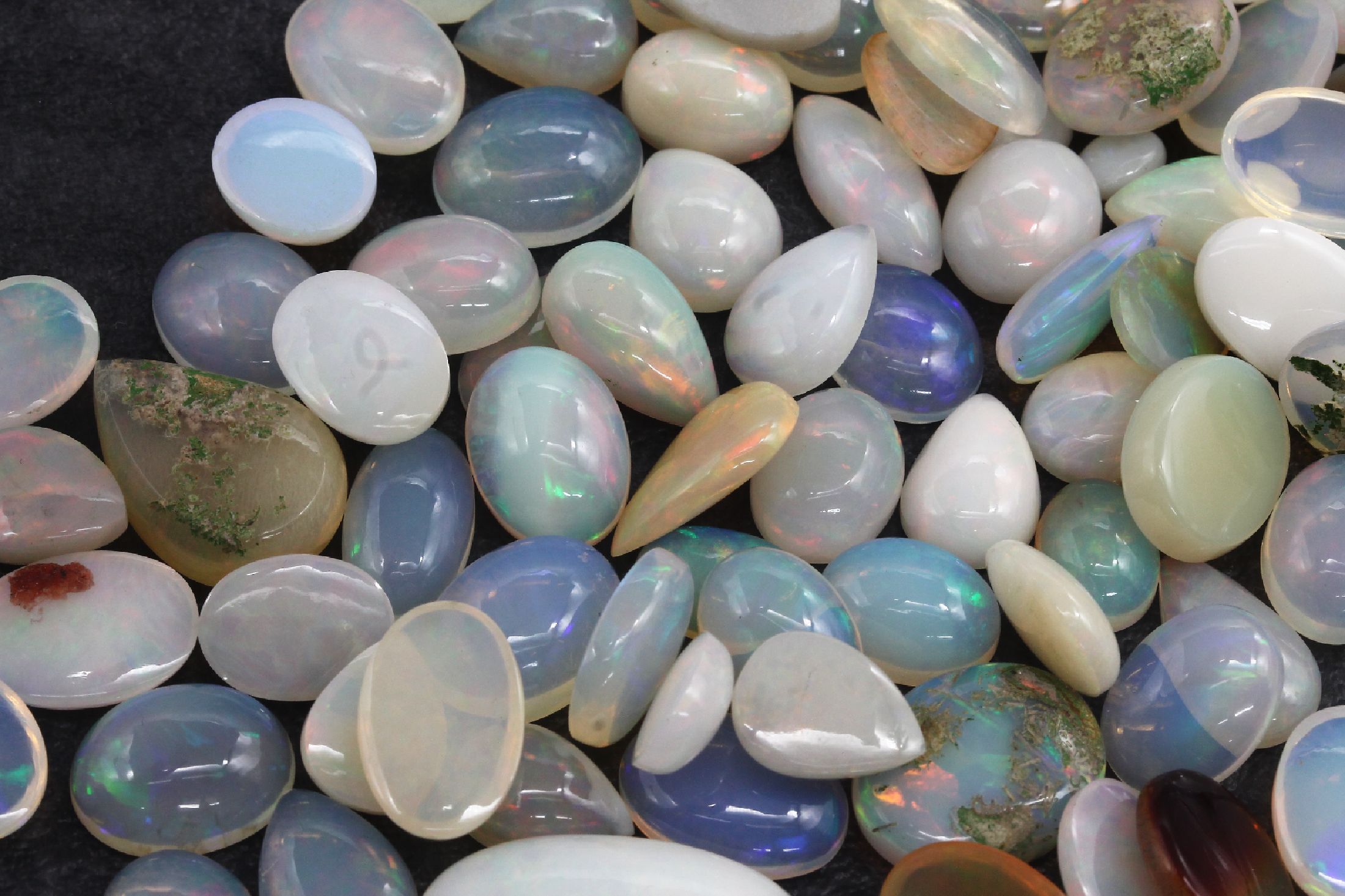 Detail a: Lot Opalcabochons zus. ca. 309,0 ct, in verschiedenen Formen und mit verschiedenen Farbspielen