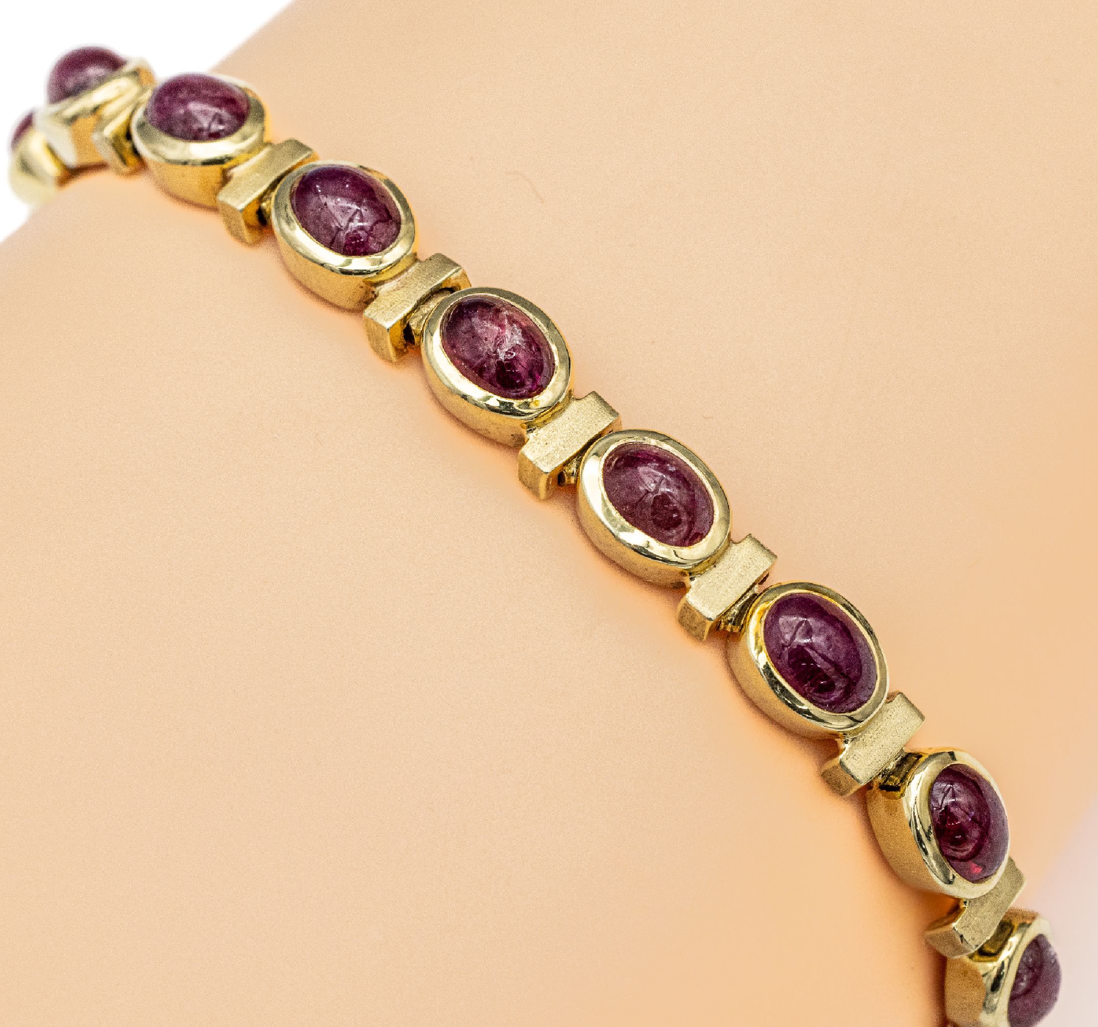 14 kt Gold Rubin-Armband, GG 585/000, z.T. matt., 16 Rubincabochons zus. ca. 21.00 ct, L.ca. 18 cm, 31.7 g, Kastenschloss mit Sicherheitsachten