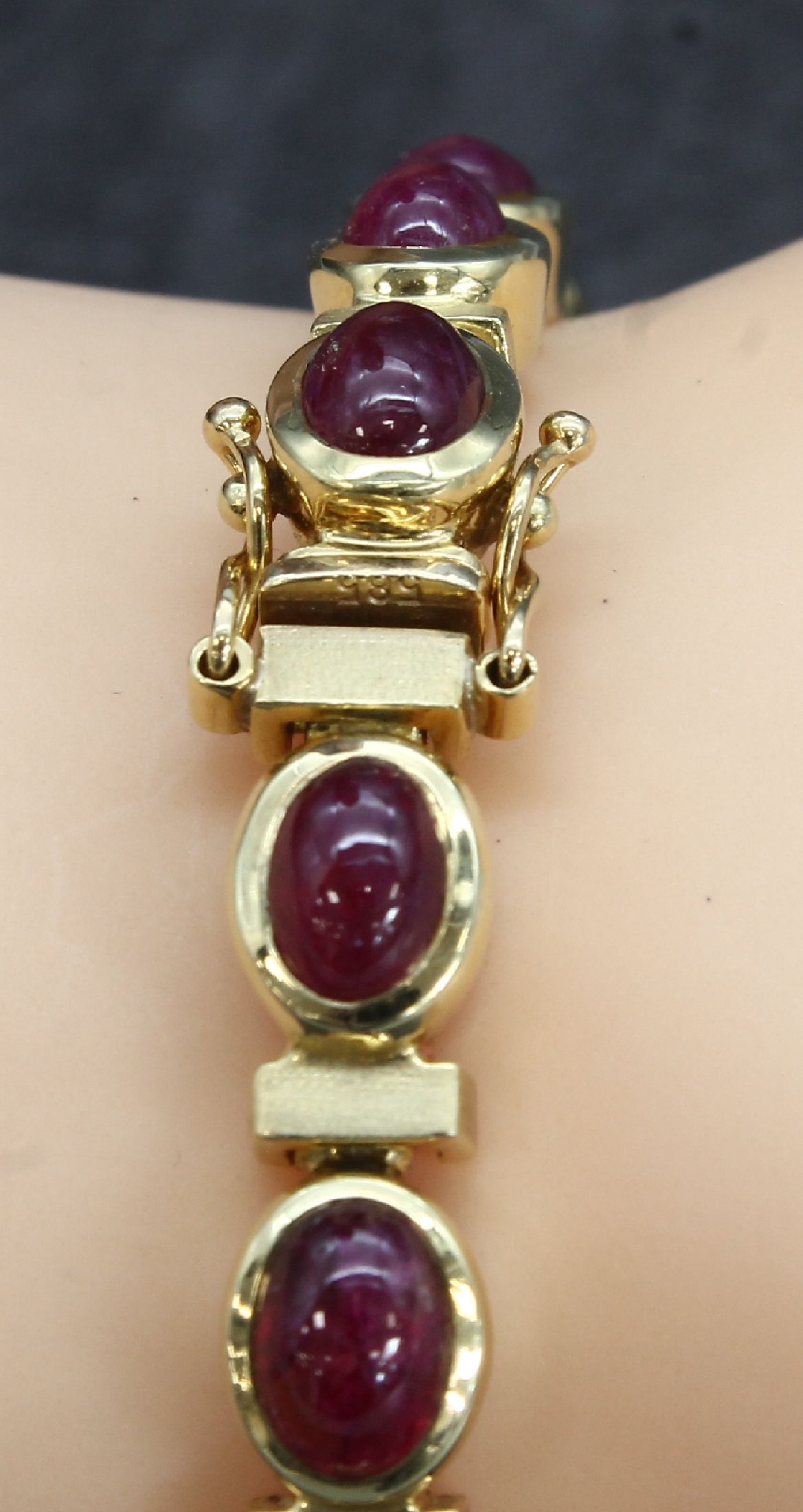 Detail a: 14 kt Gold Rubin-Armband, GG 585/000, z.T. matt., 16 Rubincabochons zus. ca. 21.00 ct, L.ca. 18 cm, 31.7 g, Kastenschloss mit Sicherheitsachten