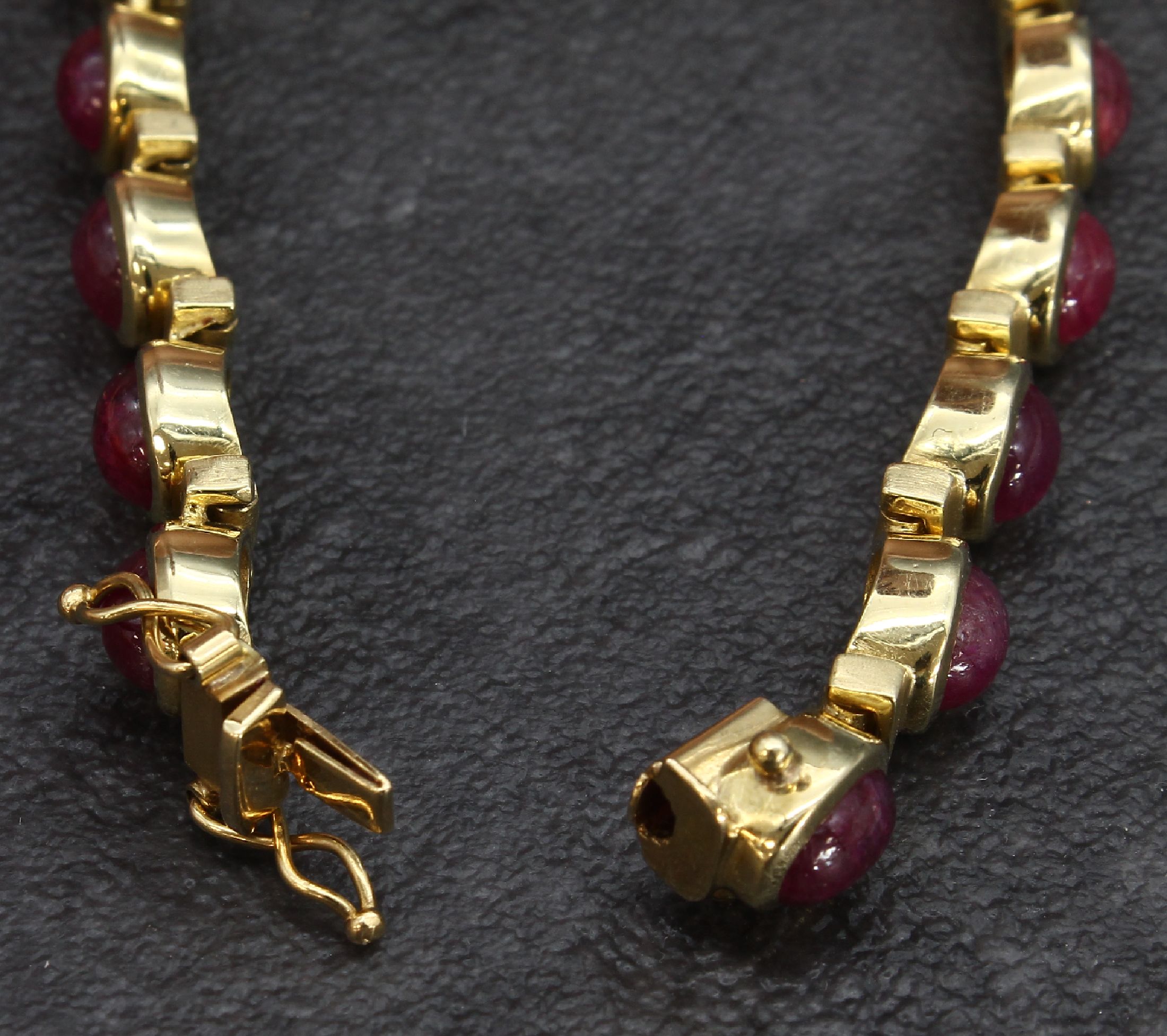 Detail b: 14 kt Gold Rubin-Armband, GG 585/000, z.T. matt., 16 Rubincabochons zus. ca. 21.00 ct, L.ca. 18 cm, 31.7 g, Kastenschloss mit Sicherheitsachten