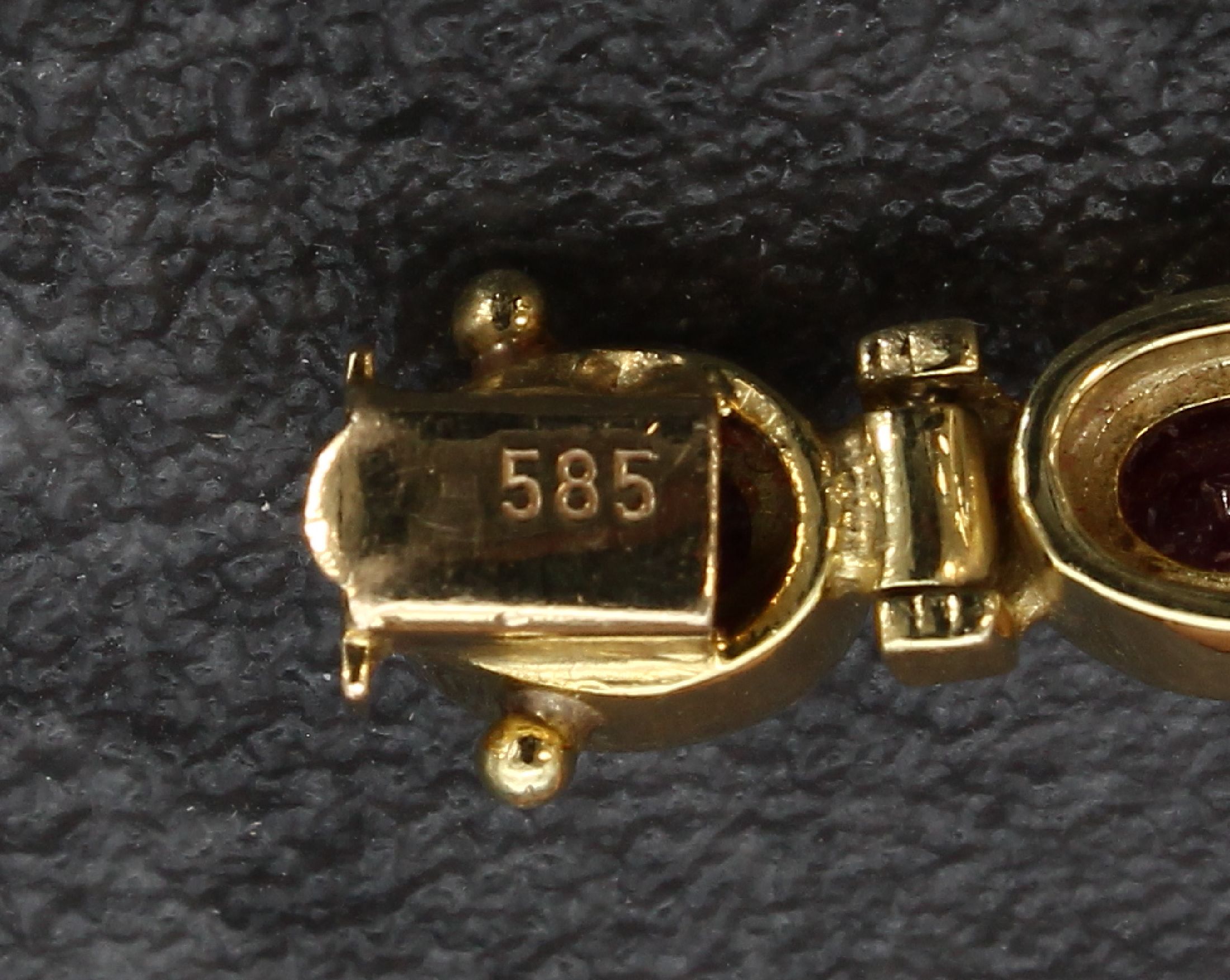 Detail c: 14 kt Gold Rubin-Armband, GG 585/000, z.T. matt., 16 Rubincabochons zus. ca. 21.00 ct, L.ca. 18 cm, 31.7 g, Kastenschloss mit Sicherheitsachten