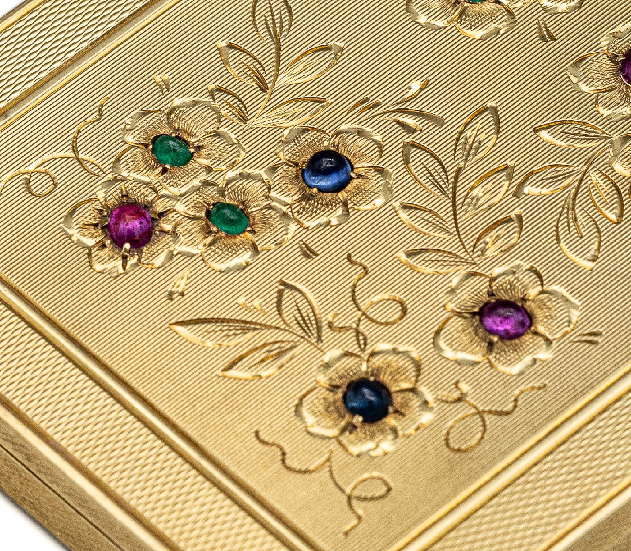 Detail a: 18 kt Gold Farbstein-Puderdose/Minaudiere, GG 750/000, schlichte Gestaltung mit Guillochierung, Deckel mit floralen Gravuren und 4 Saphir-, 4 Rubin- ...