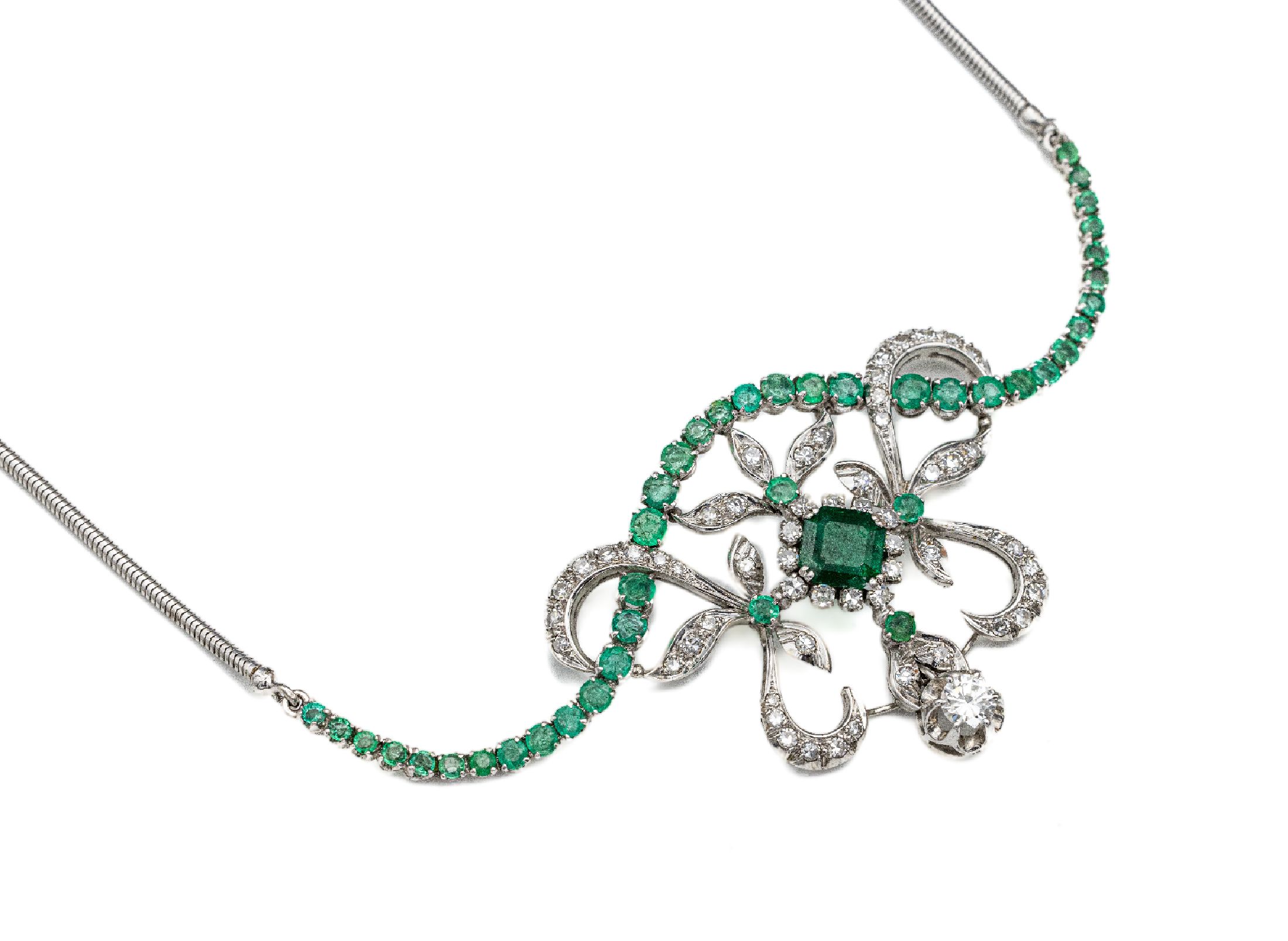 14 und 18 kt Gold Smaragd-Diamant-Collier, Mittelteil in WG 585/000, florale Gestaltung bes. mit Smaragd im Emerald-Cut und41 rundfacett. Smaragden ...