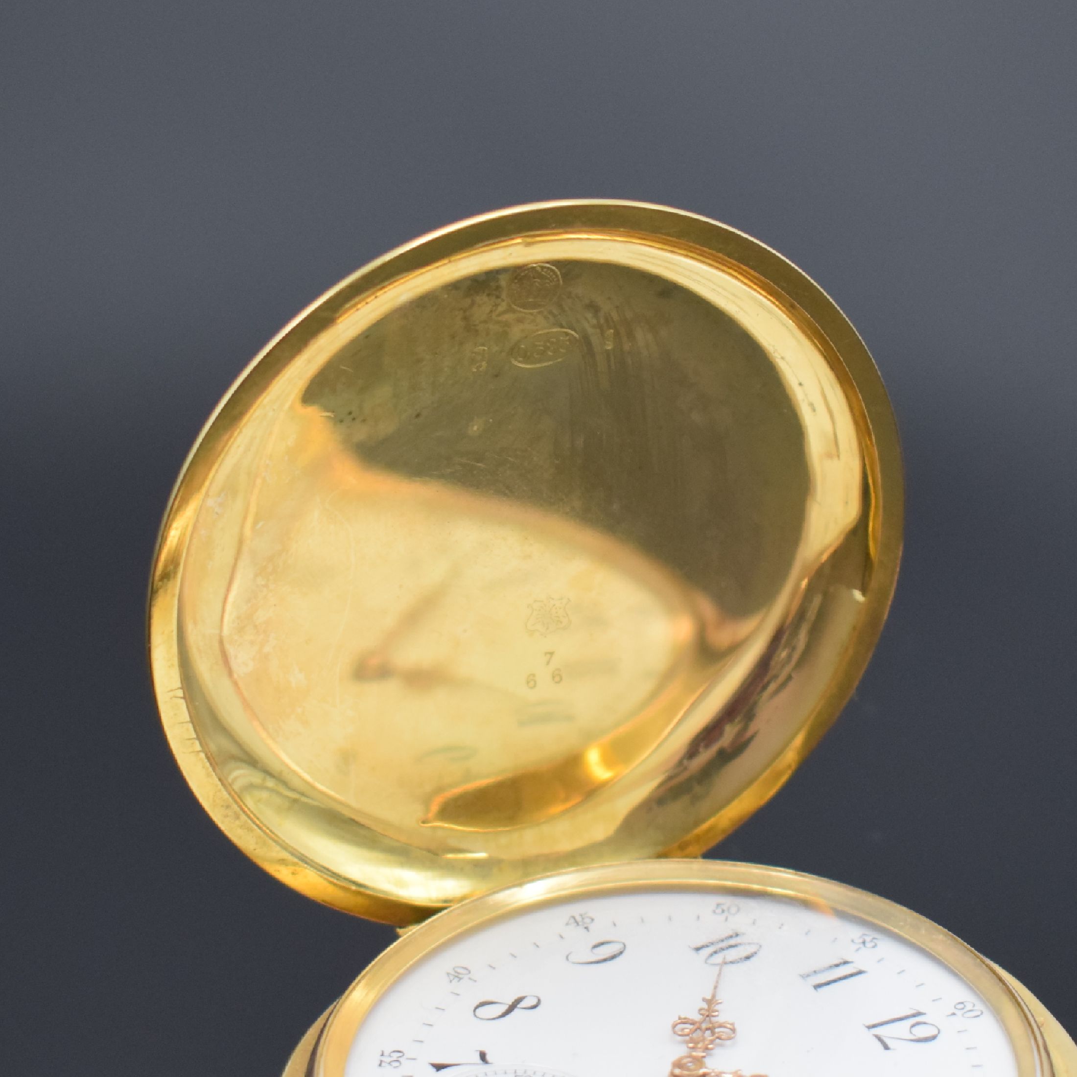 Detail a: Schwere Savonette in GG 585/000, Schweiz um 1900, 3-Deckel Goldgeh., Emailzifferbl. mit arab. Zahlen, Louis-Zeiger, verg. Ankerwerk m. Komp.-Unr., ...