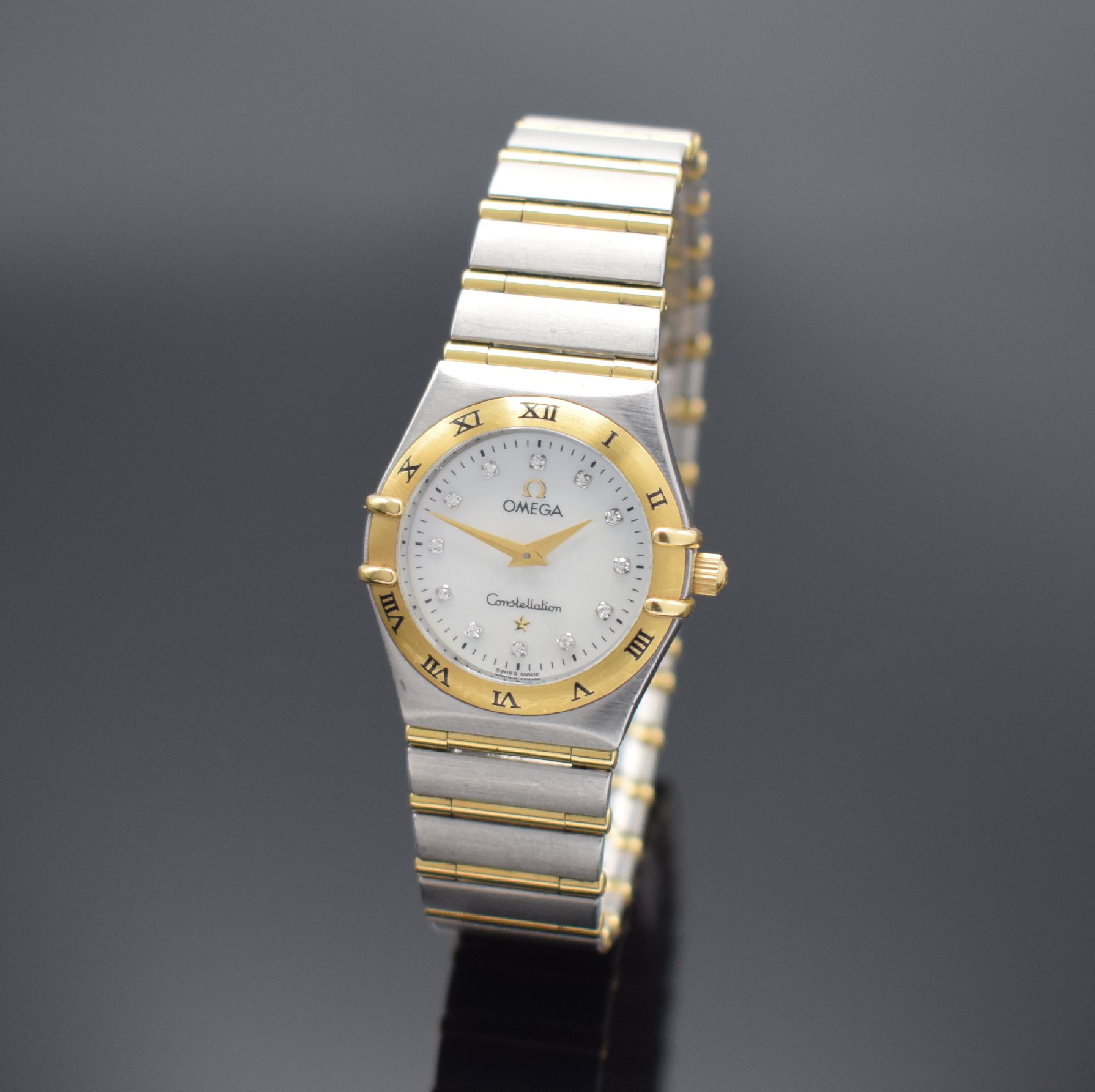OMEGA Constellation Damenarmbanduhr, quarz, Edelstahl und Gold komb., Perlmuttzifferbl. m. Diamanten als Std.-Ind., gold. Zeiger, Goldlünette m. ...