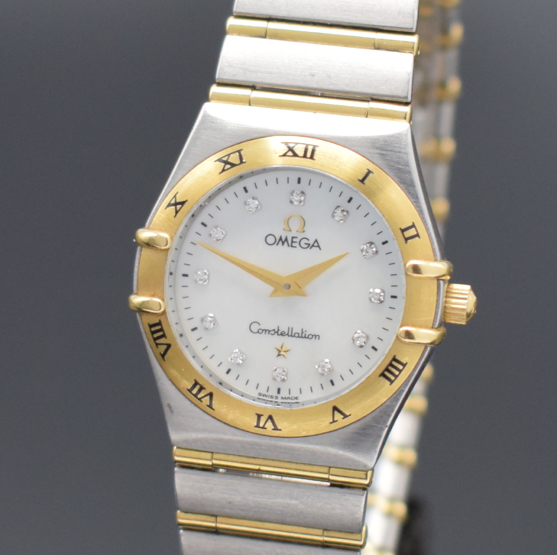 Detail a: OMEGA Constellation Damenarmbanduhr, quarz, Edelstahl und Gold komb., Perlmuttzifferbl. m. Diamanten als Std.-Ind., gold. Zeiger, Goldlünette m. ...