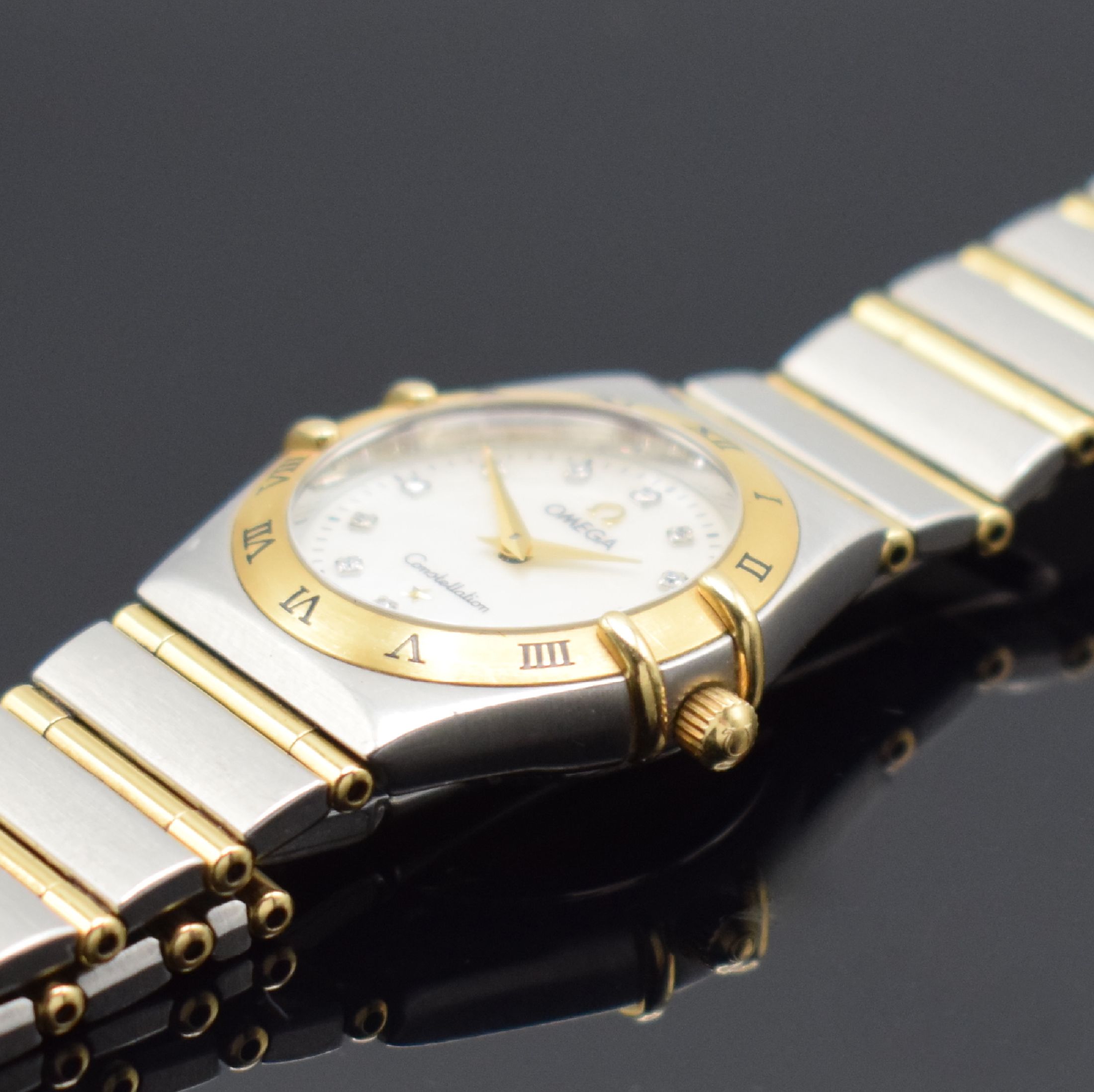 Detail c: OMEGA Constellation Damenarmbanduhr, quarz, Edelstahl und Gold komb., Perlmuttzifferbl. m. Diamanten als Std.-Ind., gold. Zeiger, Goldlünette m. ...