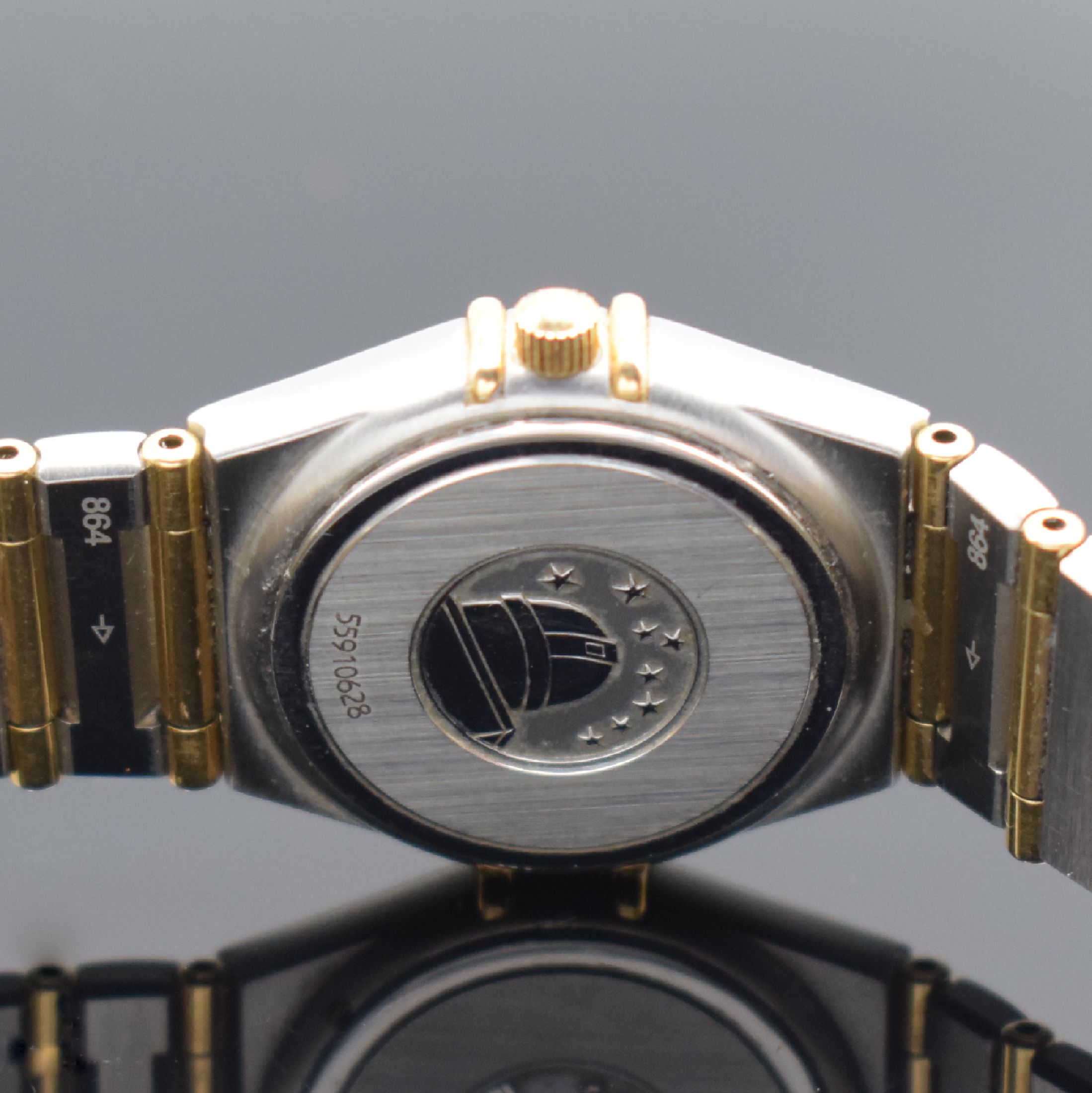 Detail d: OMEGA Constellation Damenarmbanduhr, quarz, Edelstahl und Gold komb., Perlmuttzifferbl. m. Diamanten als Std.-Ind., gold. Zeiger, Goldlünette m. ...