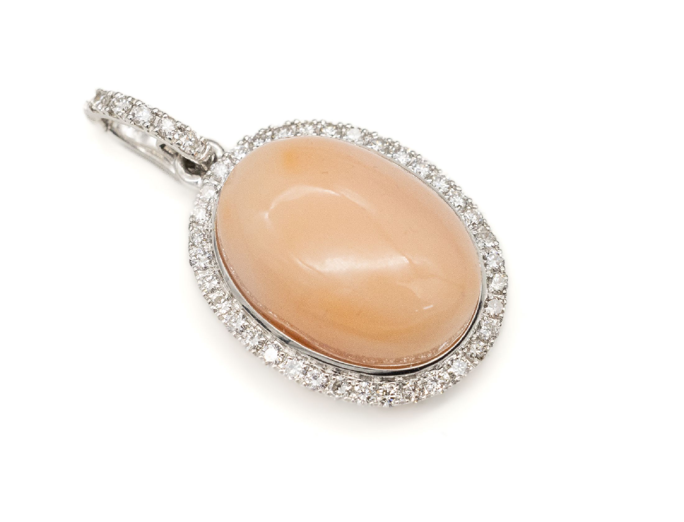 18 kt Gold Korallen-Brillant-Anhänger, WG 750/000, mittig ovaler Engelhautkorallen- Cabochon, umgeben von 42 Brillanten zus. ca. 0.50 ct Weiß/si, ...