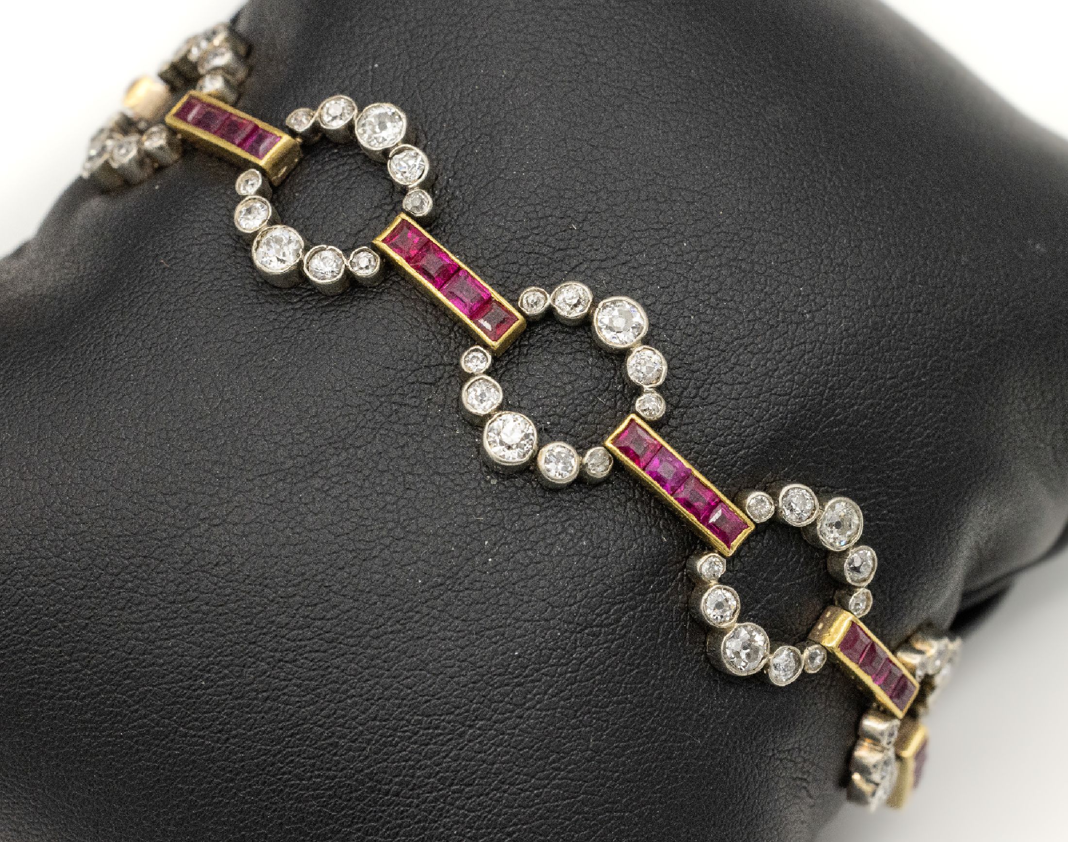 14 kt Gold Rubin-Diamant-Armband, um 1900, GG 585/000, längliche Zwischenglieder mit insg. 32 Rubin-Carrees zus. ca. 4.60 ct, runde Glieder mit ...