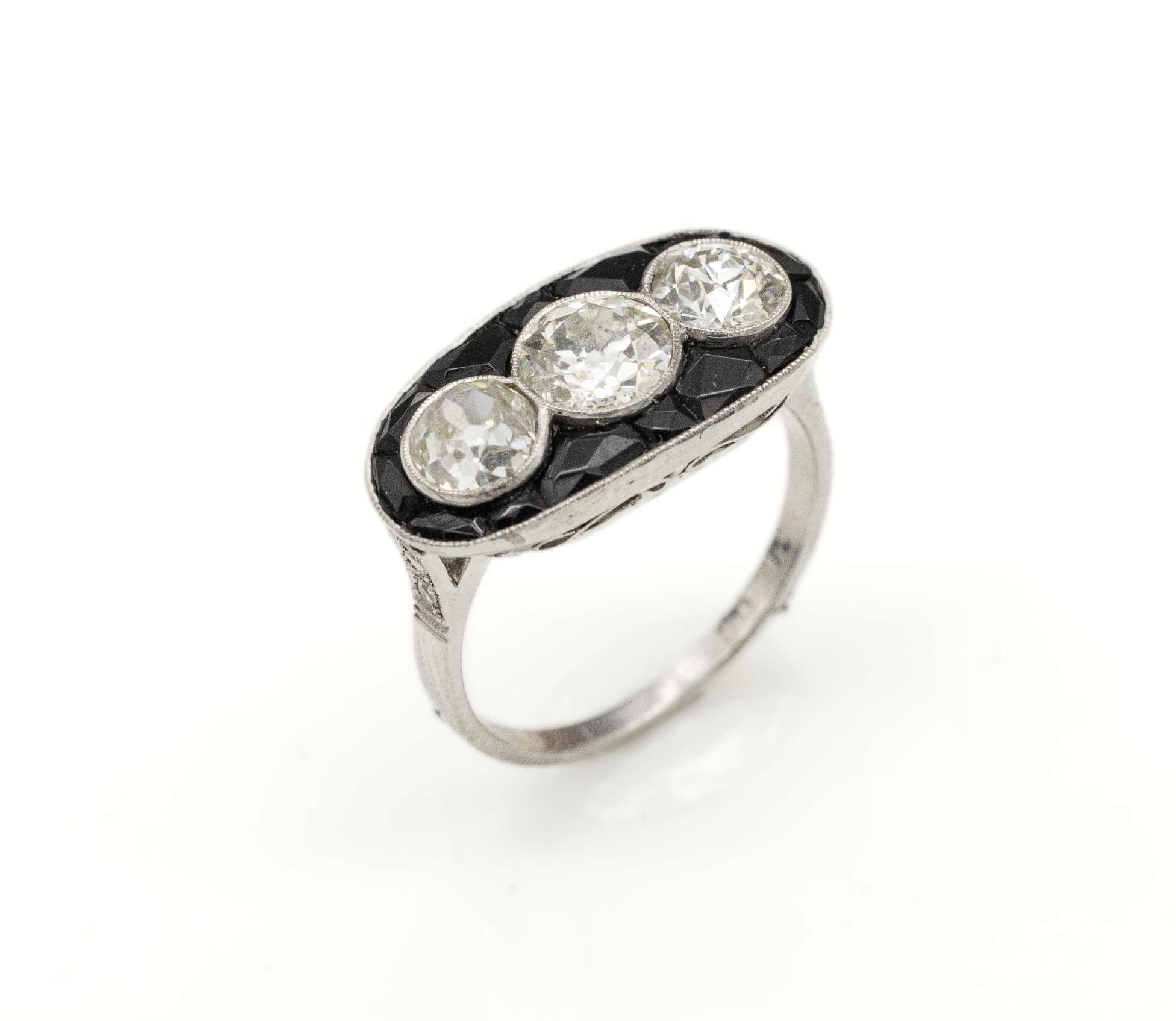 Platin Art-Deco Diamant-Onyx-Ring, 3 Altschliff-Diam. zus. ca. 2.50 ct l.get.Weiß-get.Weiß/si-p, eingeschliffene facett. Onyx, Ringschultern mit 4 ...