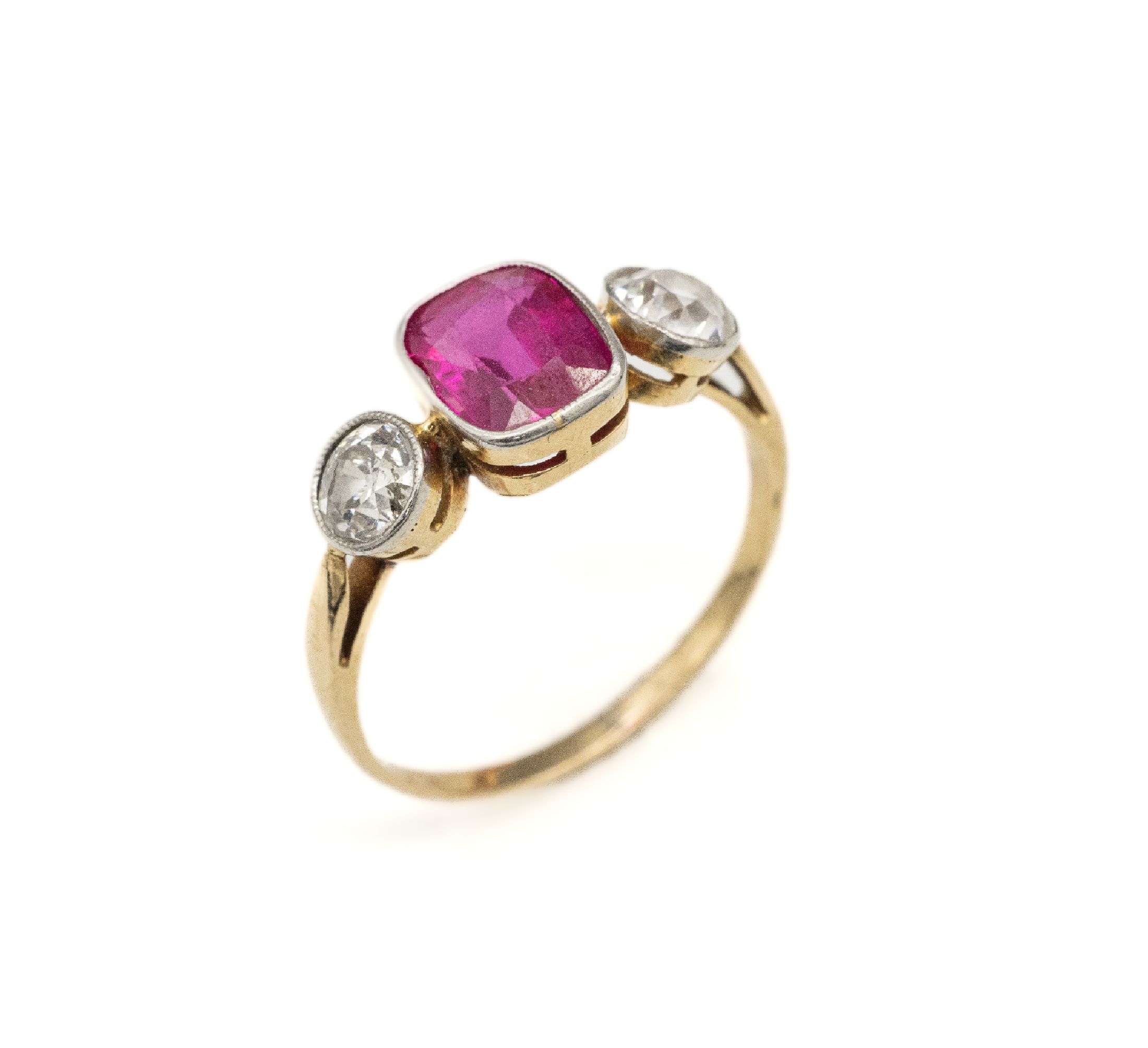 14 kt Gold Rubin-Diamant-Ring, um 1900, GG 585/000, gepr., mittig facett. Rubin ca. 1.00 ct, 2 Altschliffdiamanten zus. ca. 0.80 ct Weiß/si-p, RW 53