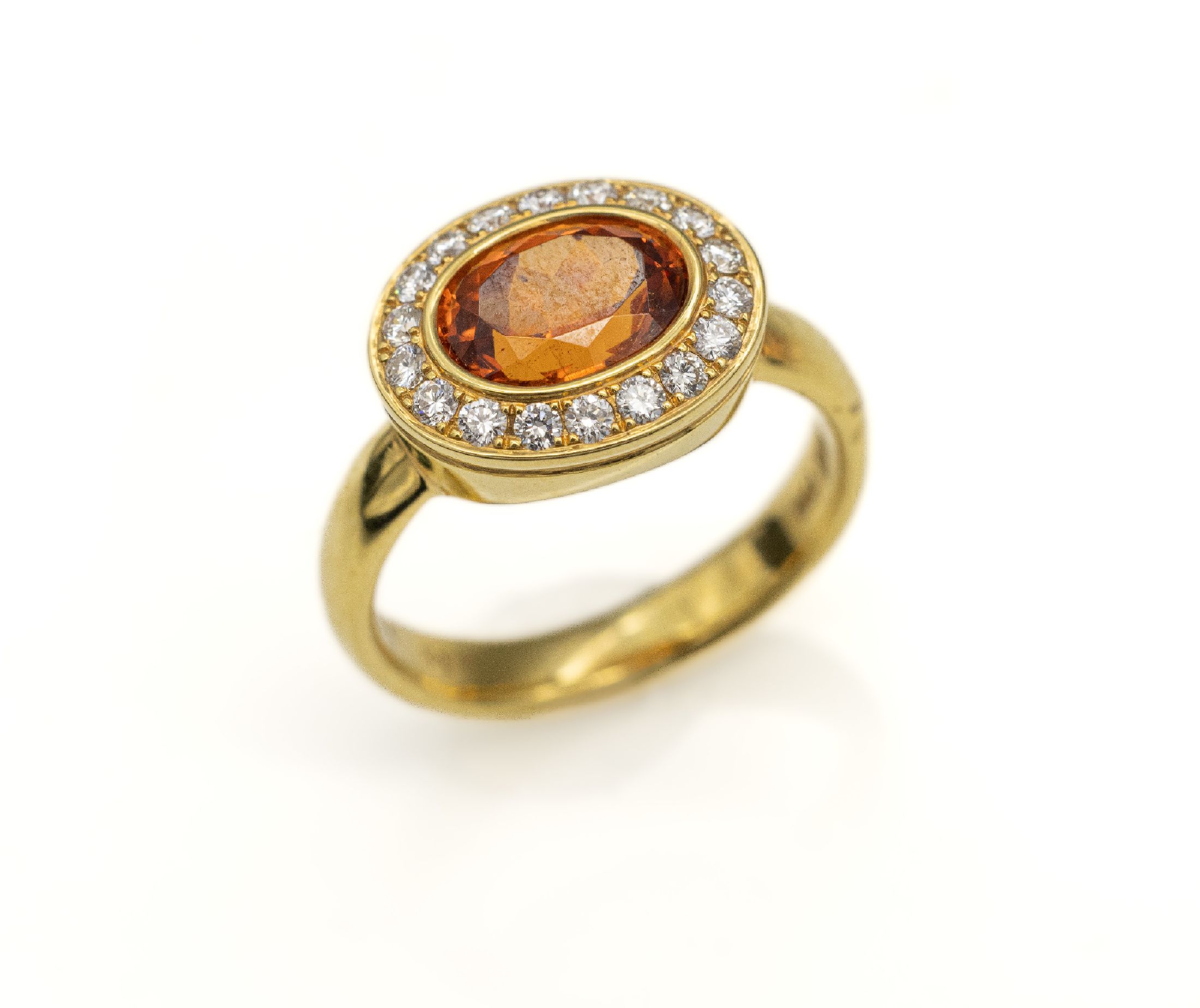 18 kt Gold Saphir-Brillant-Ring, GG 750/000, ovaler Ringkopf, mittig ovalfacett. gelb-oranger Saphir ca. 2.54 ct (grav.) umgeben von 18 Brillanten ...