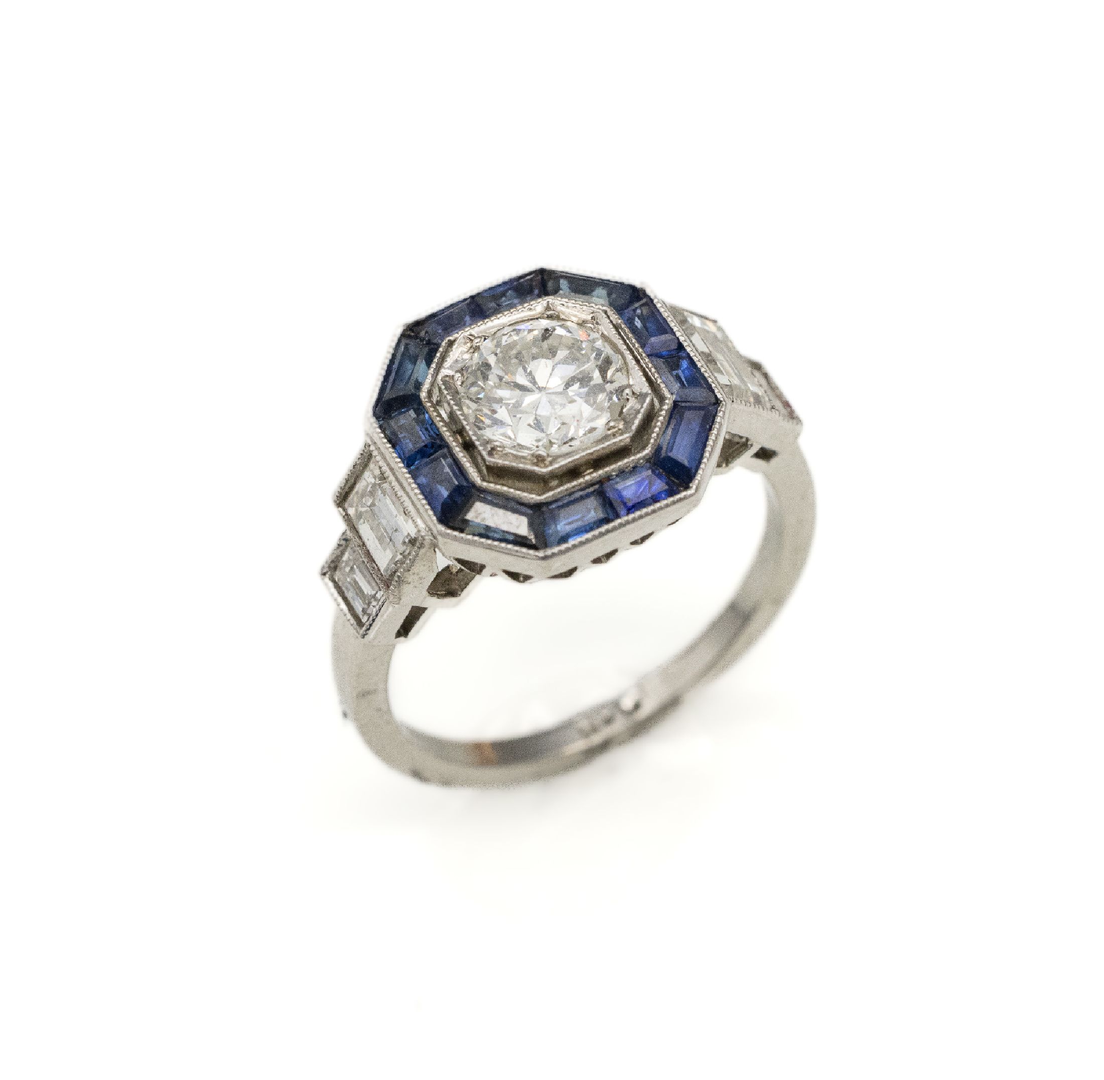 Platin Art-Deco-Saphir Diamant Ring, mittig Altschliffdiam., Ringschultern mit Diamantbaguettes zus. ca. 1,00 ct Weiß/si-p, facett. Saphire zus. ...