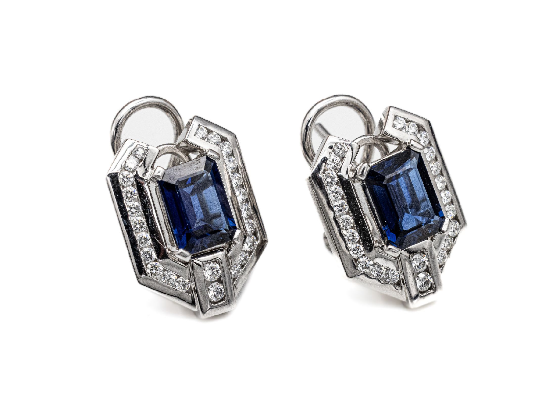 Paar 18 kt Gold Saphir-Diamant-Ohrstecker, WG 750/000, geometrisches Design, 2 Saphire imTreppenschliff ca. 3.75 ct, 48 Brillanten zus.ca. 0.59 ct ...