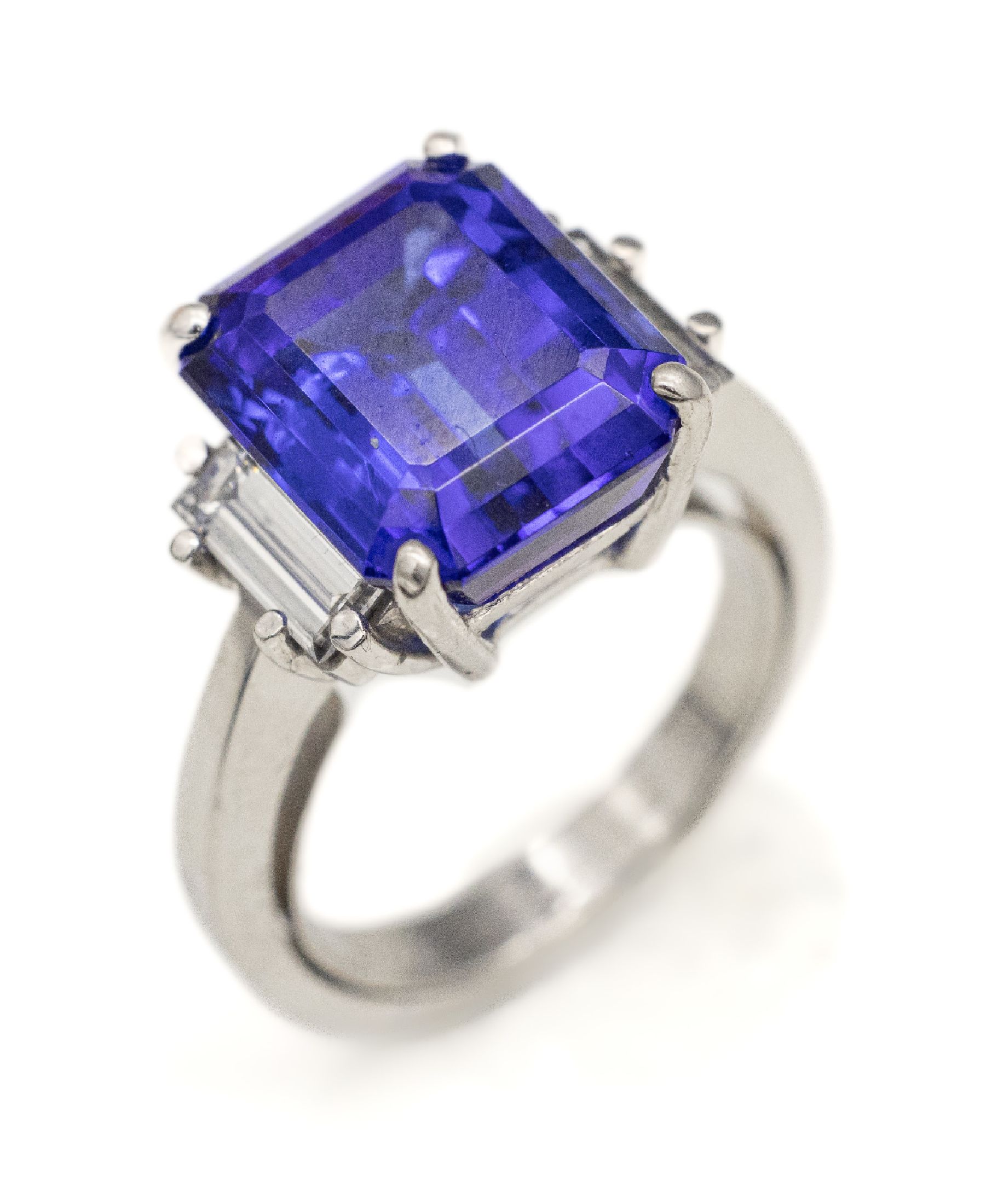 Platin Tansanit-Diamant-Ring, Pt gepr., mittig Tansanit im Treppenschliff ca. 7.00 ct,seitl. insg. 2 Diamant-Baguettes zus. ca. 0.70ct Weiß/si, RW ...