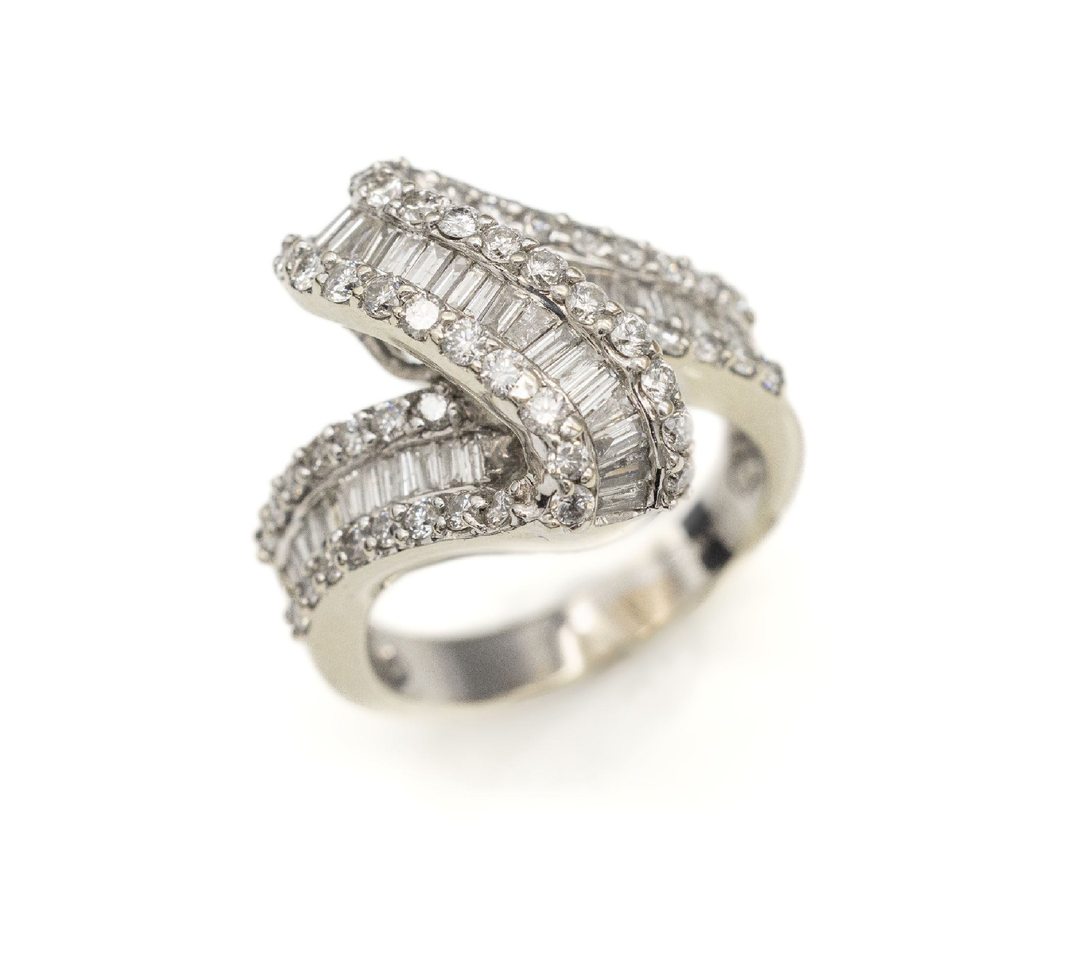14 kt Gold Diamant Ring, WG 585/000, 48 Diamant-Baguettes und -trapeze und 54 Brillanten zus. ca. 3.00 ct Weiß/si-p1, ca. 8.1 g, RW 55