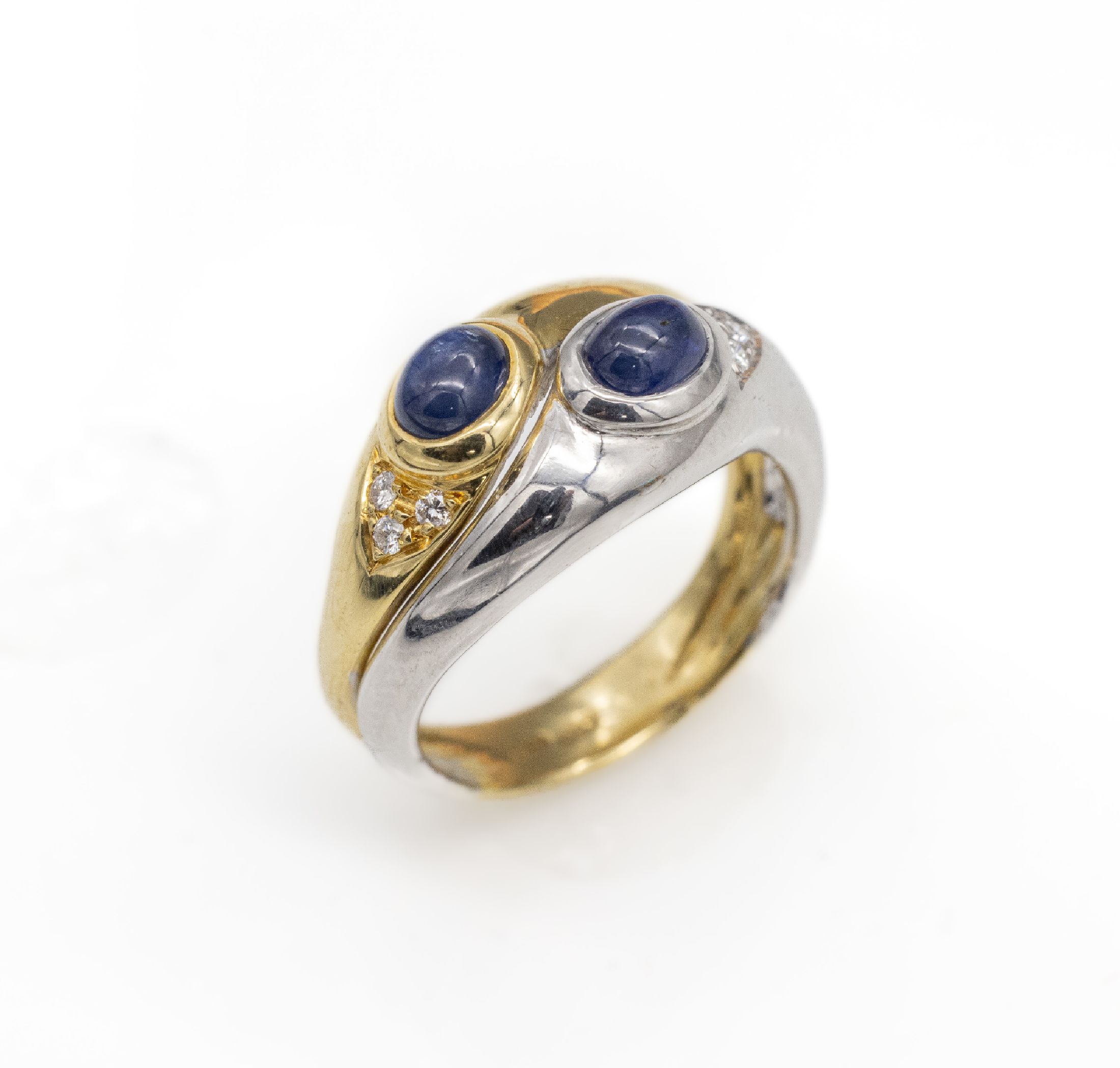 18 kt Gold Saphir-Brillant-Ring, GG/WG 750/000, asymm. Ringschiene, 2 ovale Saphir- cabochons zus. ca. 1,00 ct, Brillanten zus. ca. 0.66 ct ...