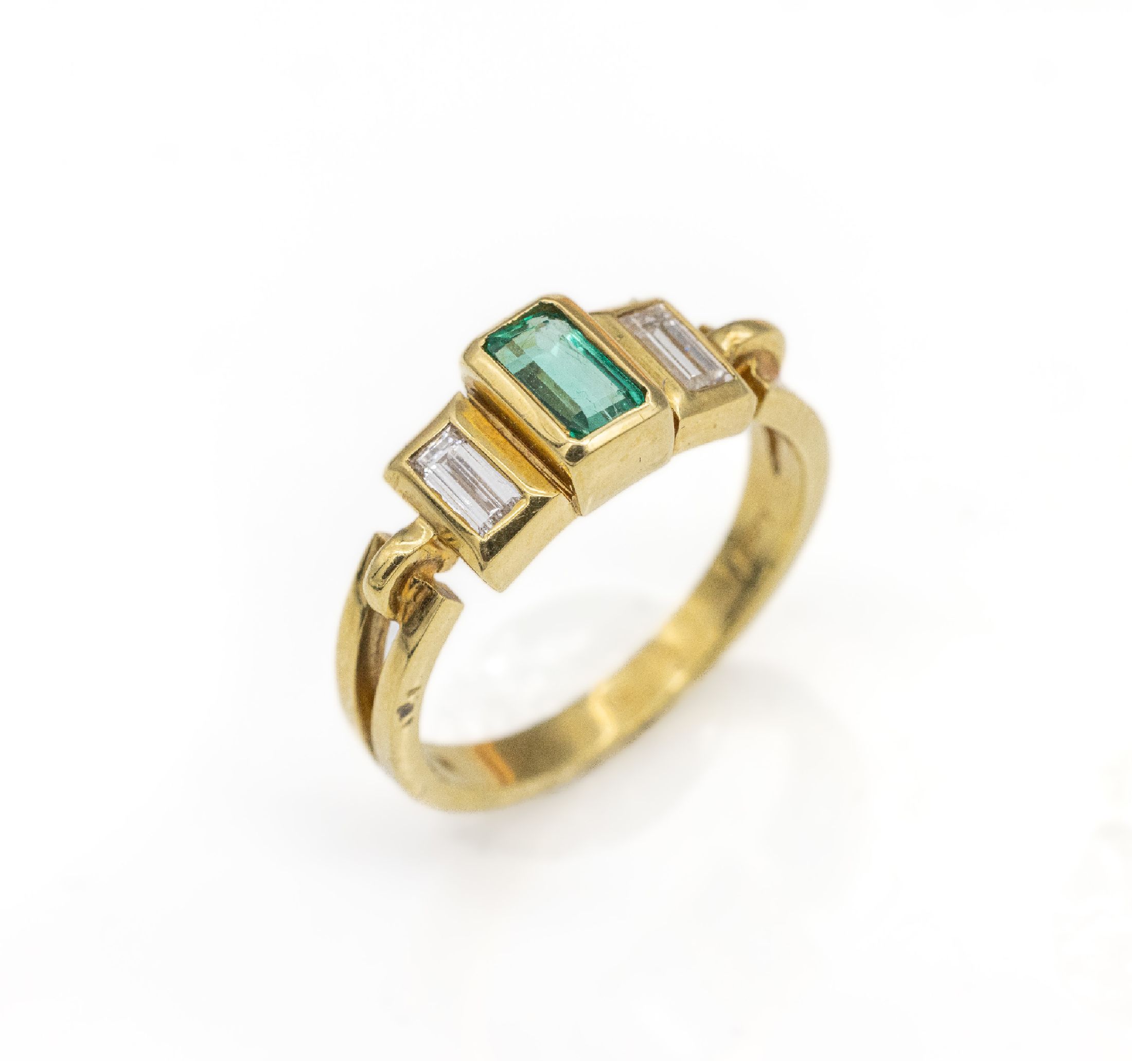 18 kt Gold Smaragd Diamant Ring, GG 750/000, mittig rechteckig facett. Smaragd ca.0.30 ct, 2 Diamantbaguettes zus. ca. 0.20 ct Weiß/si, RW 53, ca. ...