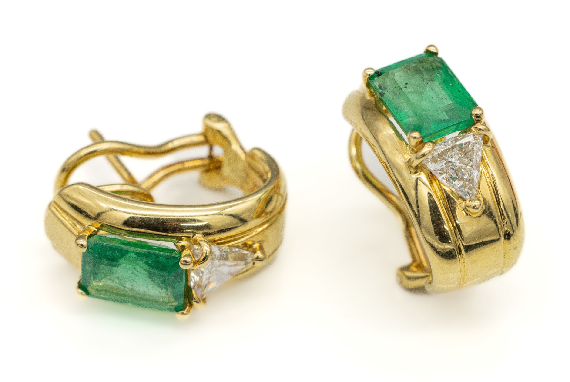 Paar 18 kt Gold Smaragd-Diamant-Ohrstecker, GG 750/000, 2 Smaragde im Emerald-Cut zus. ca.4.00 ct, 2 Diamant-Triangeln zus. ca. 0.60 ct Weiß/si, ca. ...
