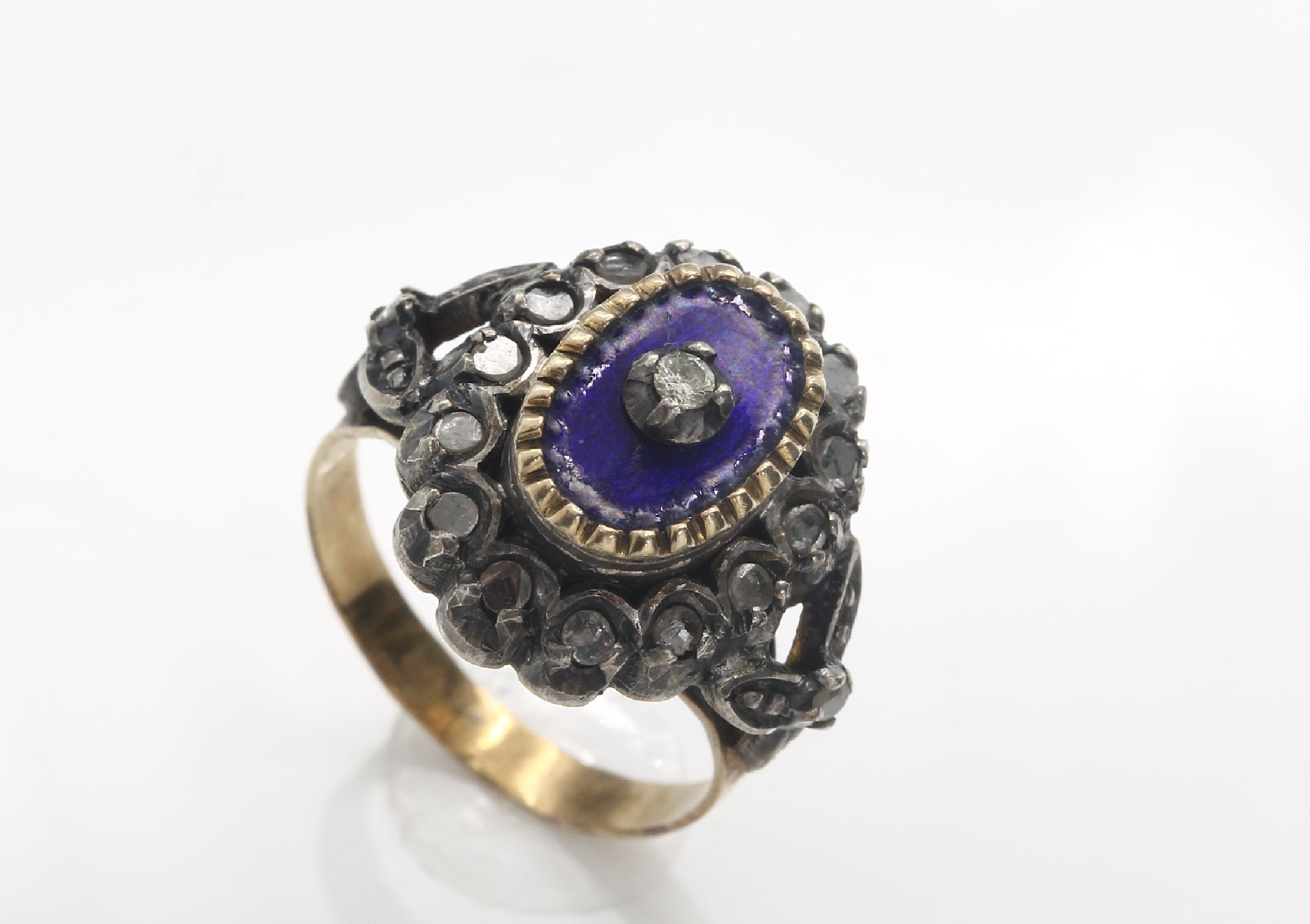18 kt Gold und Silber Ring, um 1870/80, GG 750/000 gepr., in Silber gefasste Diam.- Rosen zus. ca. 0.15 ct, mittig transluzid blauemailliert, RW 51