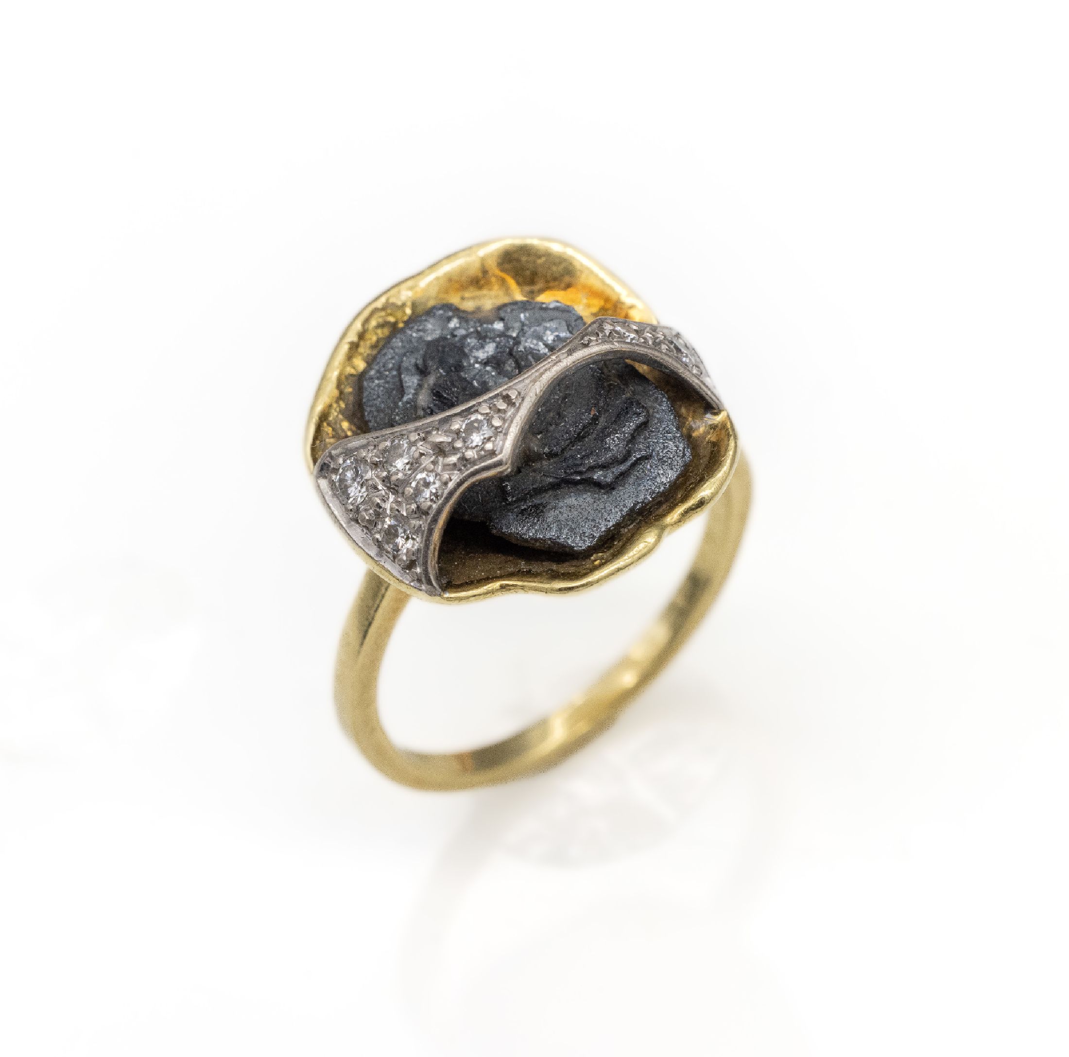 18 kt Gold Meteorit Diamant Ring, GG/WG 750/000, Meteoriteinlage ca. 2.00 ct, in WG gefasste Diamanten zus. ca. 0.12 ct Weiß/si, RW 56, ca. 6.7 g,