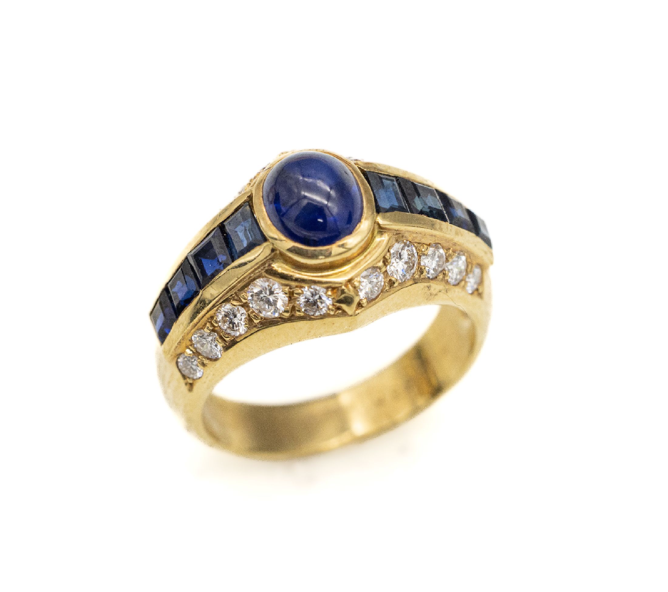 18 kt Gold Saphir-Brillant-Ring, GG 750/000, 1 Saphircabochon und 8 Saphircarrees zus. ca. 1.50 ct, 20 Brillanten zus. ca. 0.80 ct Weiß/si, RW 52, ...