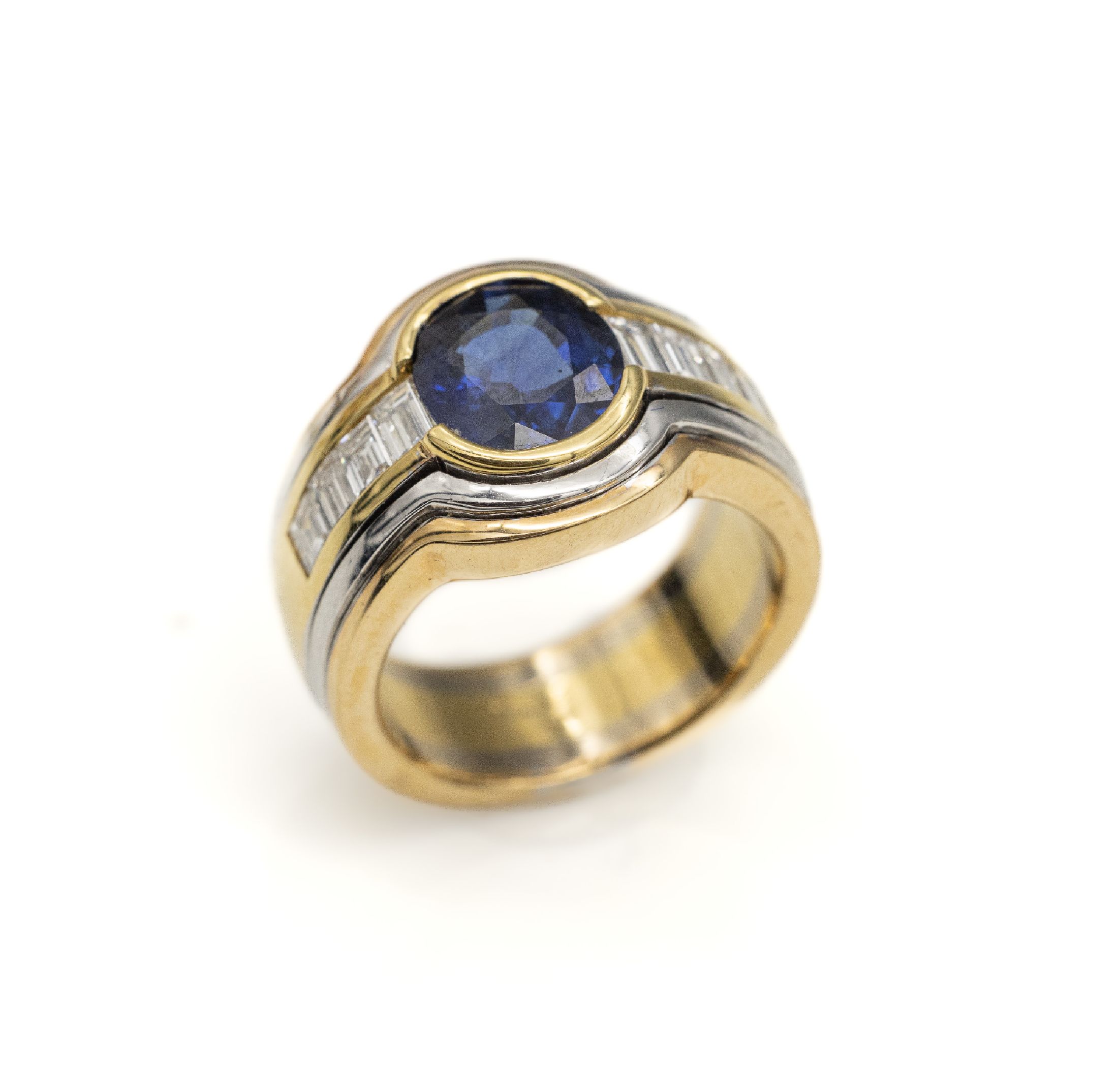 18 kt Gold Saphir-Diamant-Ring, GG/WG 750/000, ovalfacett. Saphir von guter Farbe ca. 3,14 ct, 8 Diamantbaguettes zus. ca. 0,92 ct Weiß/si, RW 53, ...