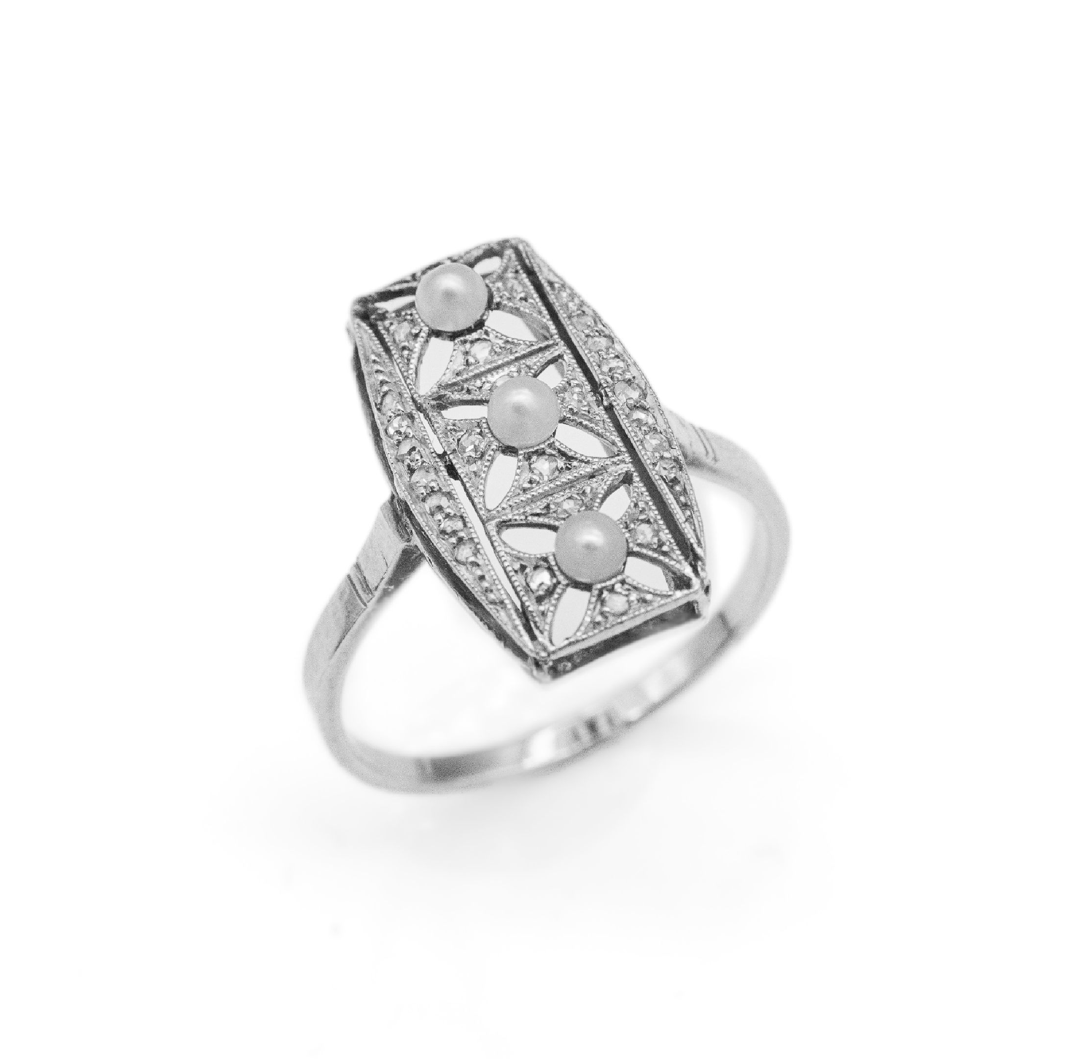 14 kt Gold Diamant-Perl-Ring, 1920er Jahre, GG 585/000 und Silber, 3 kl. Perlchen, Diamantrosen zus. ca. 0,10 ct, RW 57, total ca. 3,6 g