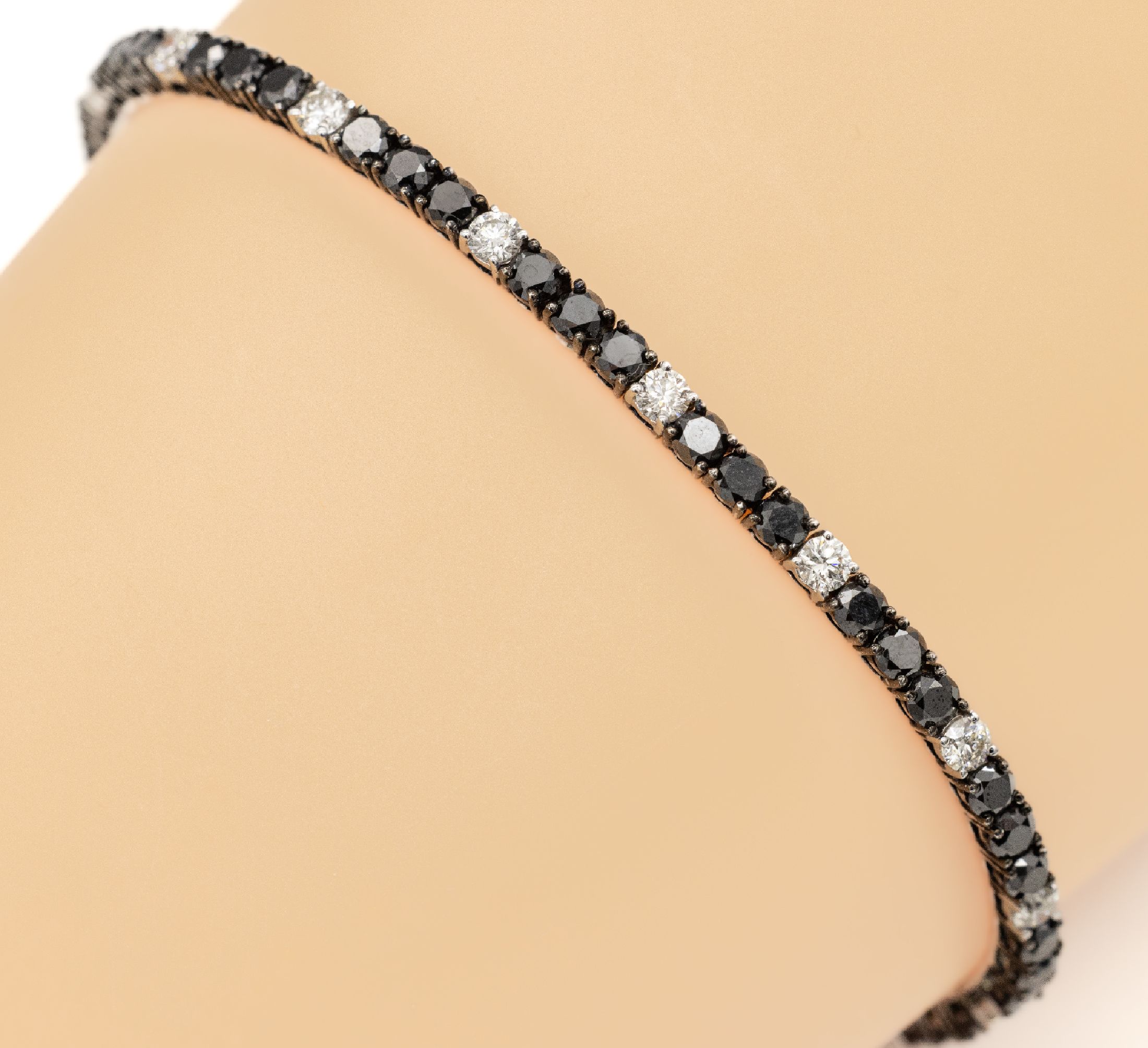 18 kt Gold Diamant-Armband, WG 750/000, z.T. geschwärzt, 48 Diamanten zus. ca. 5.24 ct Schwarz, 16 Brillanten zus. ca. 1.44 ct feines Weiß/vs, L. ...