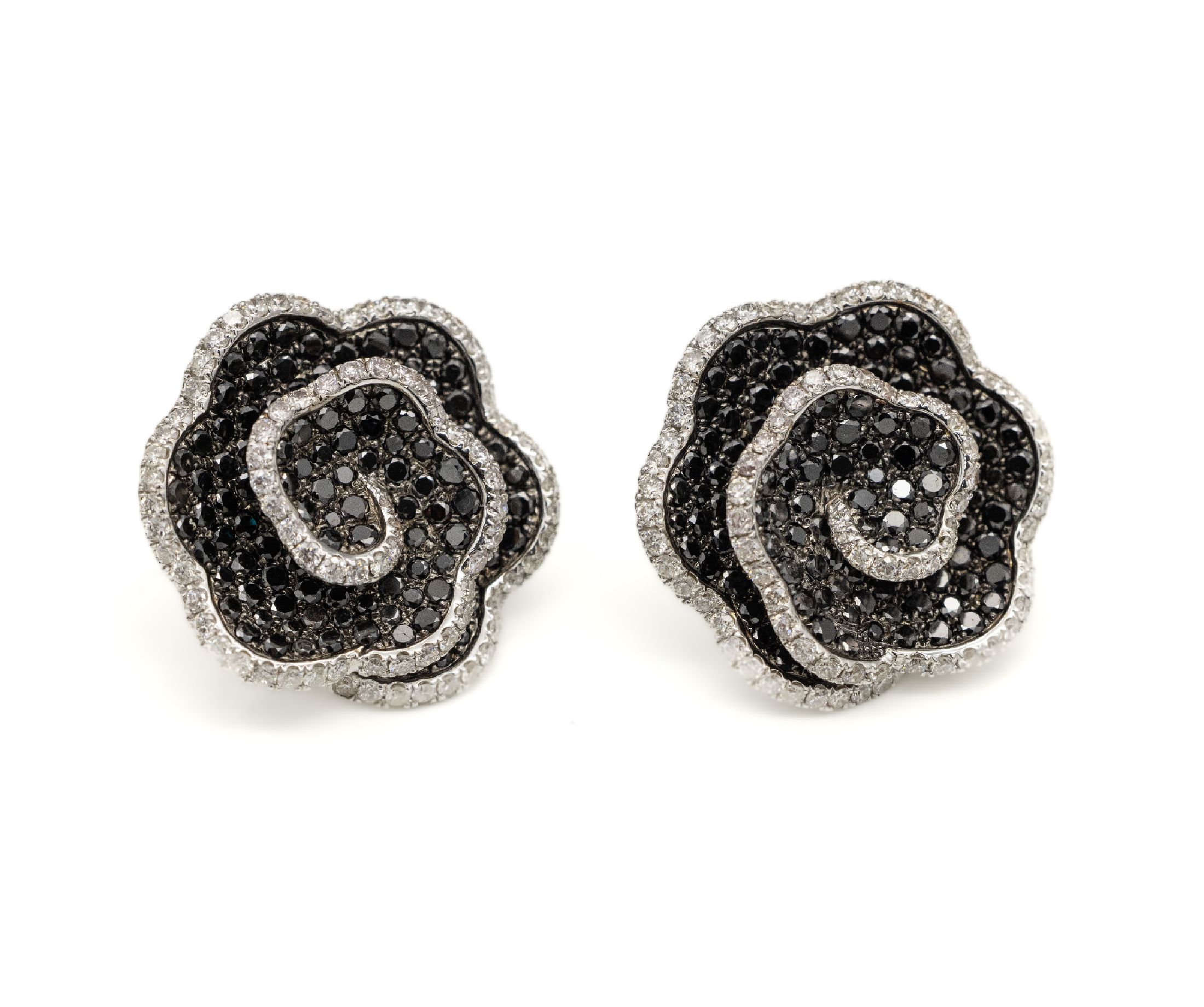 Paar 18 kt Gold Diamant-Ohrclips, WG 750/000, in Blütenform, 8/8-Diamanten zus. ca.5.33 ct Schwarz, Brillanten zus. ca. 1.86 ct feines Weiß/vs, ...