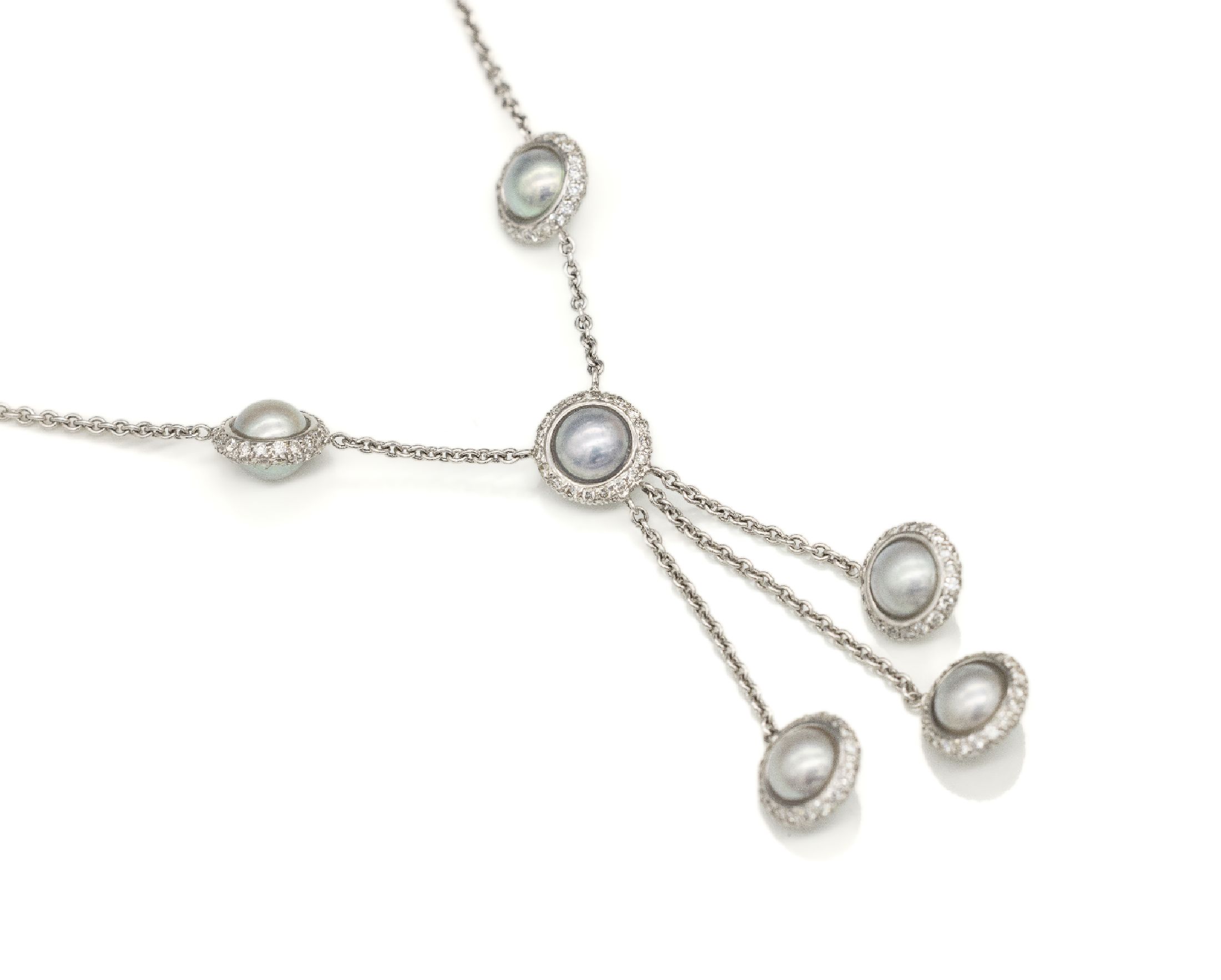 18 kt Gold Zuchtperl-Brillant-Collier, WG 750/000, Mittelteil mit 6 grauen Perlen, D. ca. 6.6 mm, z.T. bewegl. Abhängungen, jew. mit Kranz aus ...