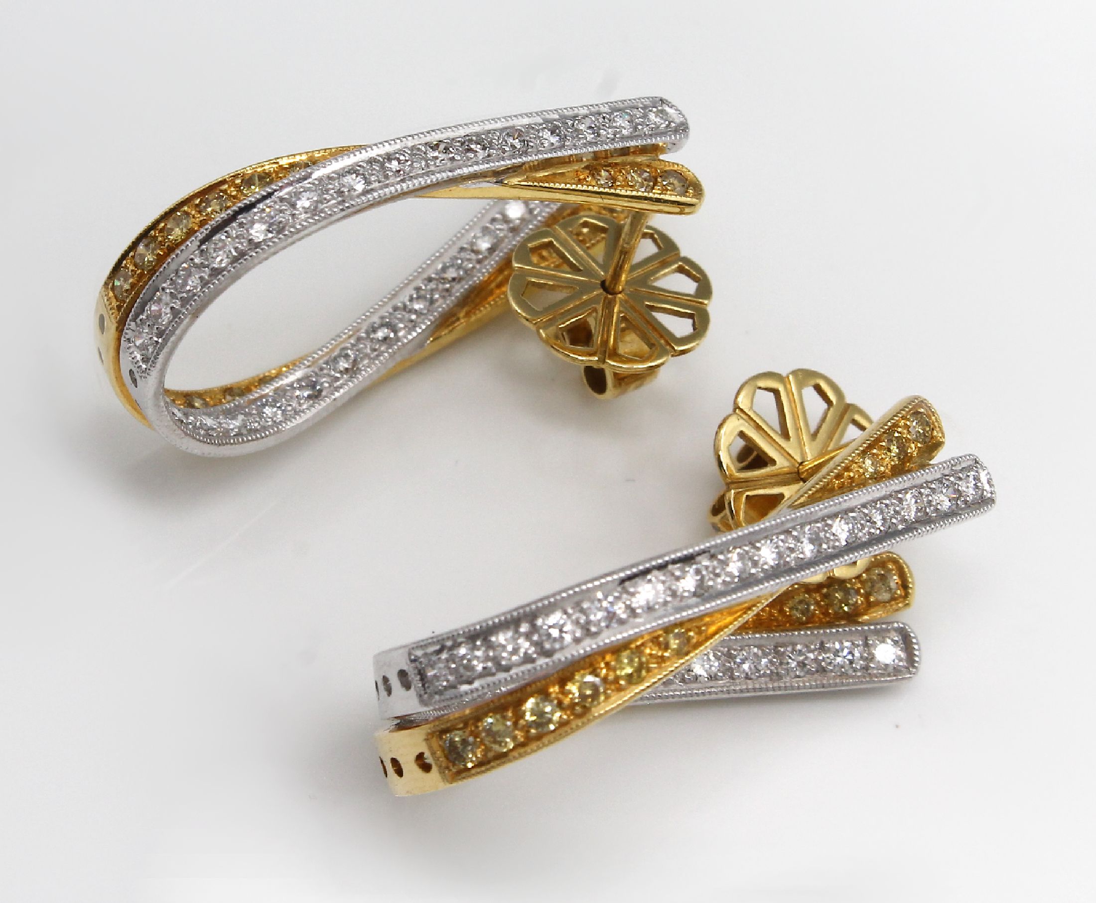 Paar 18 kt Gold Brillant-Ohrstecker, GG/WG 750/000, geschwungen, Brillanten zus. ca. 2.00ct Gelb (beh.) und Weiß/si, L. ca. 3 cm, ca. 14.2 g