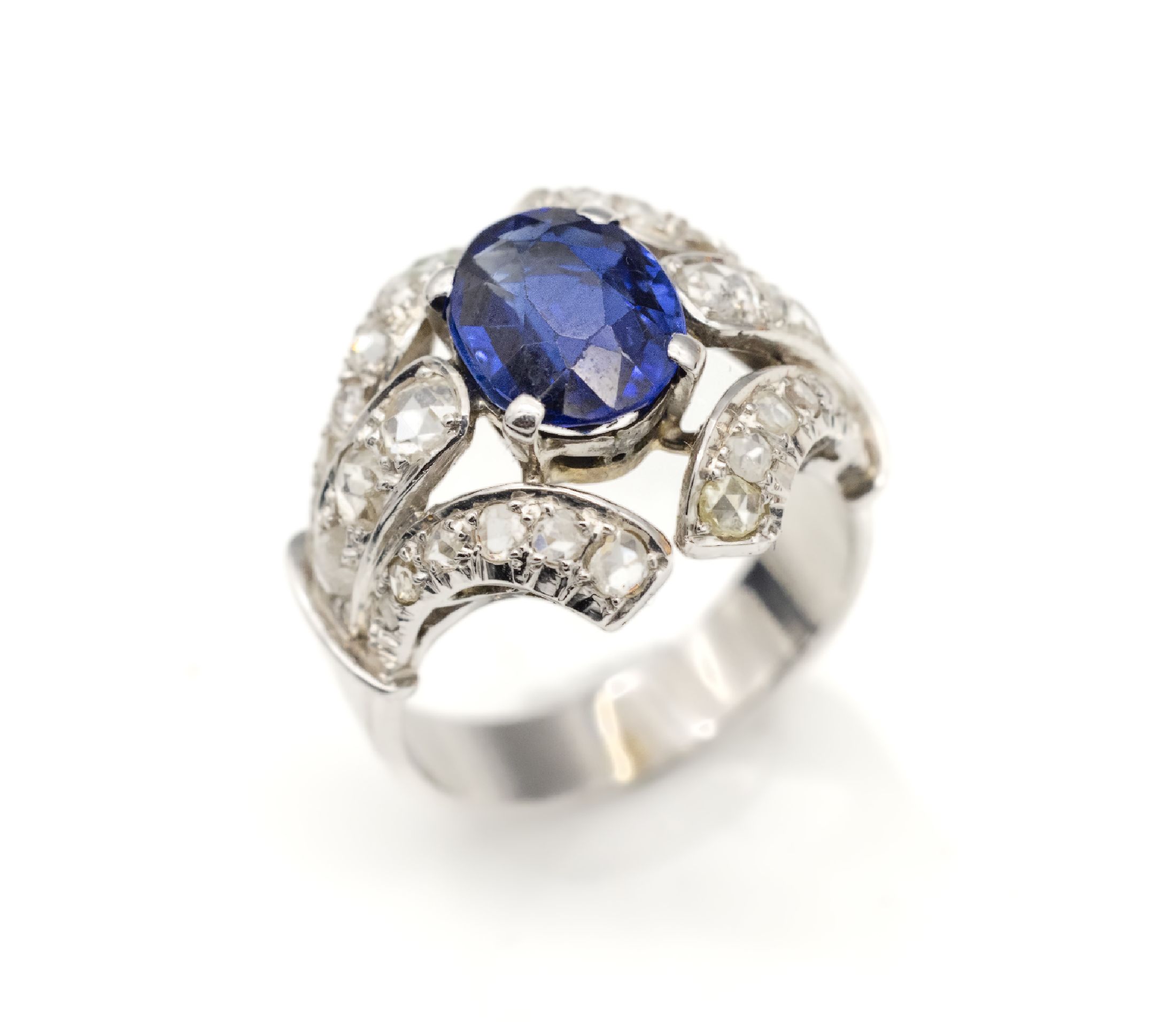 18 kt Gold Saphir-Diamant-Ring, WG 750/000,---zurück da Saphir nur Synth.--- Ringkopf durchbrochen gearbeitet, mittig ovalfacett. Saphir ca. 2.20 ...