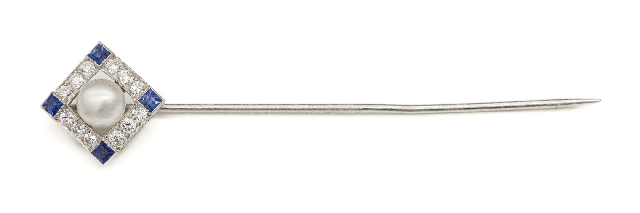 18 kt Gold Zuchtperl-Saphir-Brillant-Nadel, WG 750/000, mittige Zuchtperle, 4 viereckig facett. Saphire zus. ca. 0.20 ct, 12 Brillanten zus. ca. 0.50 ...