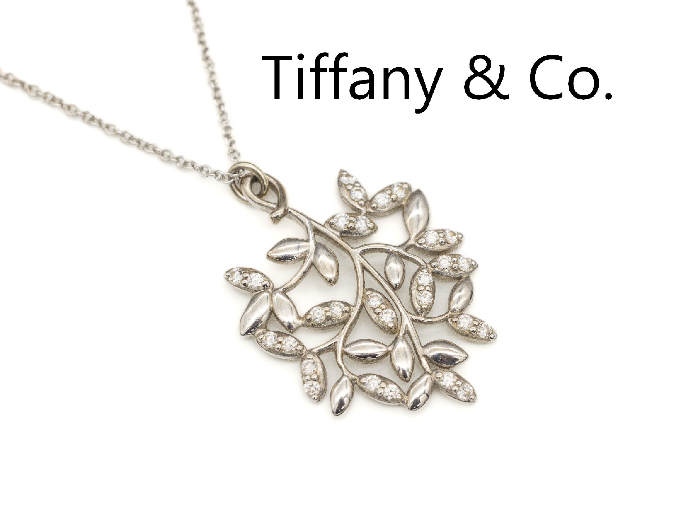 18 kt Gold TIFFANY & Co. Brillant-Anhänger, WG 750/000, in Form von Blättern, 28 Brillanten zus. ca. 0.28 ct Weiß/si, an Kette,L. ca. 46 cm, ...