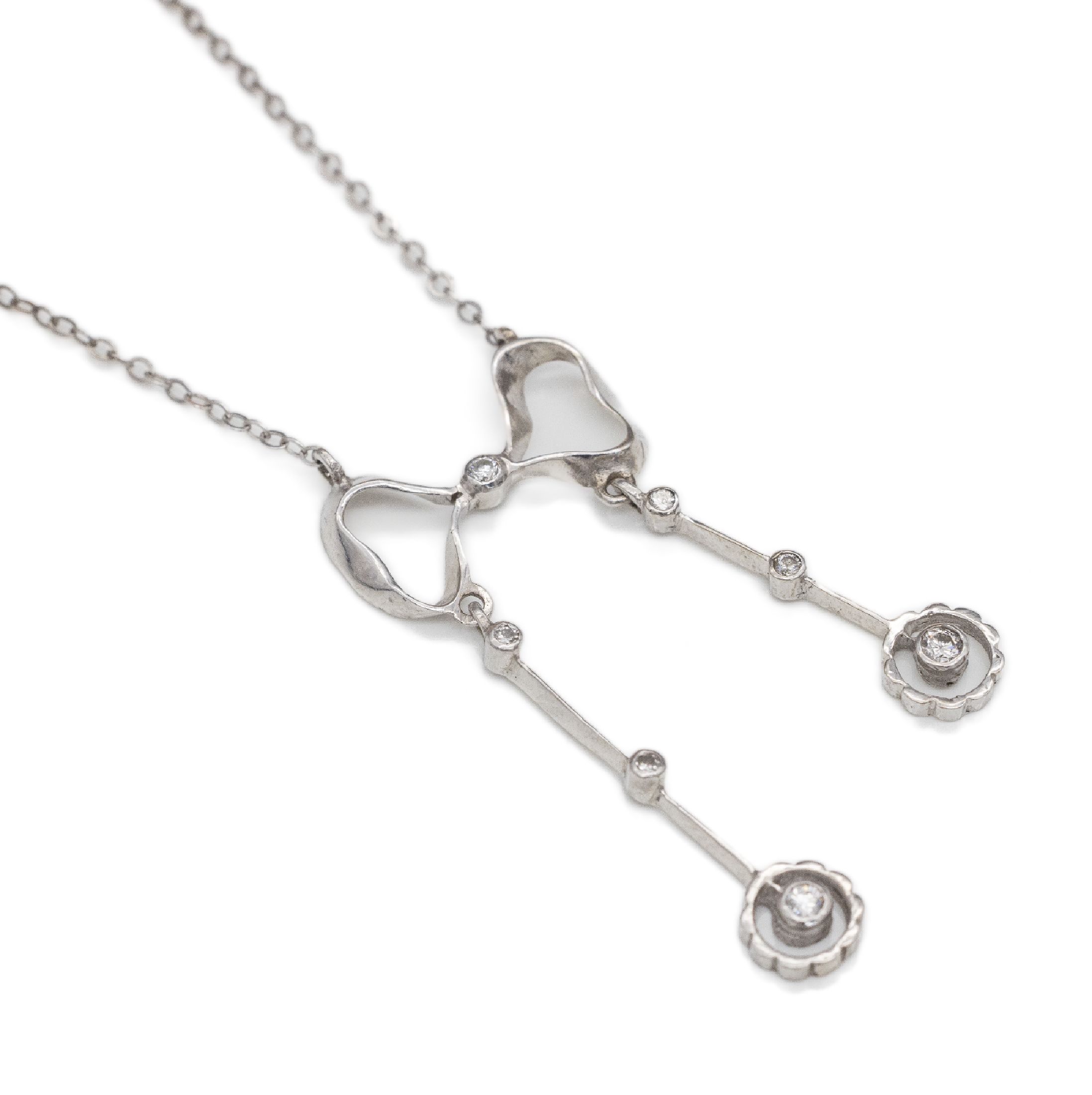 14 kt Gold Brillant-Collier, WG 585/000, Mittelteil in Schleifenform mit 2 bewegl. Abhängungen, 7 Brillanten zus. ca. 0.20 ct Weiß/si, L. ca. 40.5 ...