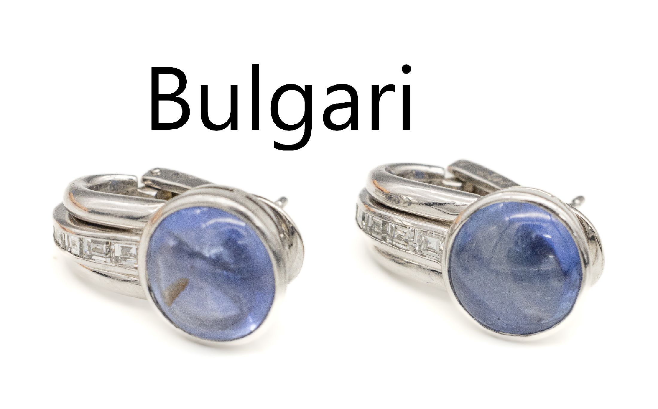 Paar 18 kt Gold Saphir-Diamant-Ohrstecker, BULGARI/New York, WG 750/000, plat., 2 Saphircabochons zus. ca. 6,00 ct, 16 Diamantcarrees zus. ca. 1.50 ...