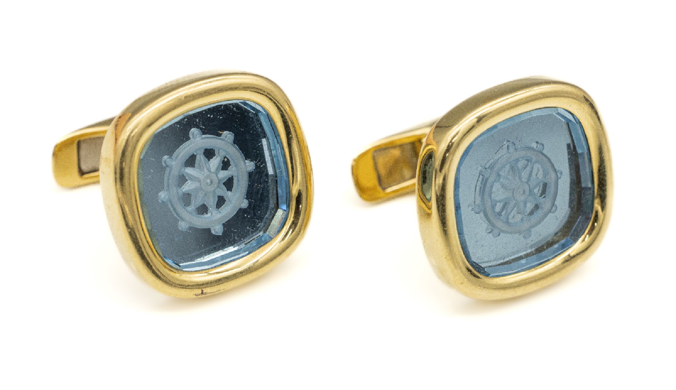 Paar 18 kt Gold Manschettenknöpfe "Steuerrad", GG 750/000, blau folierter Bergkristall mit grav. Steuerrad, Meistermarke unged., ca. 17.3 ...