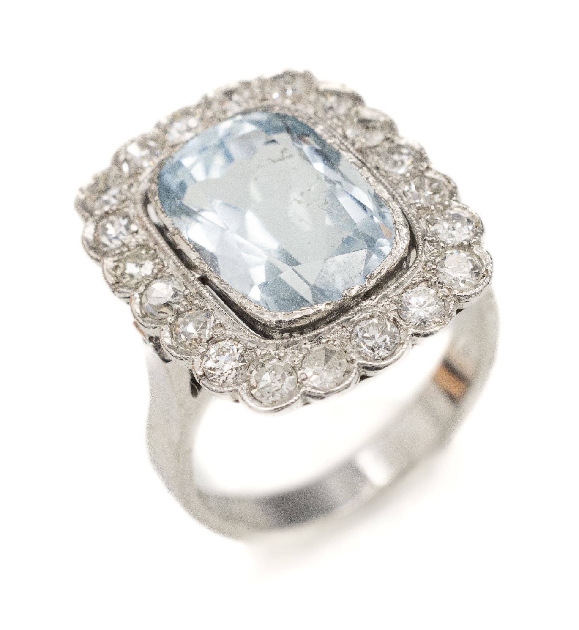 14 kt Gold Aquamarin-Diamanten-Ring, WG 585/000, Aquamarin im Kissenschliff ca. 5.0 ct, 20 Diamanten zus. ca. 1.0 ct Weiß/si, total ca. 7.0 g, RW 54