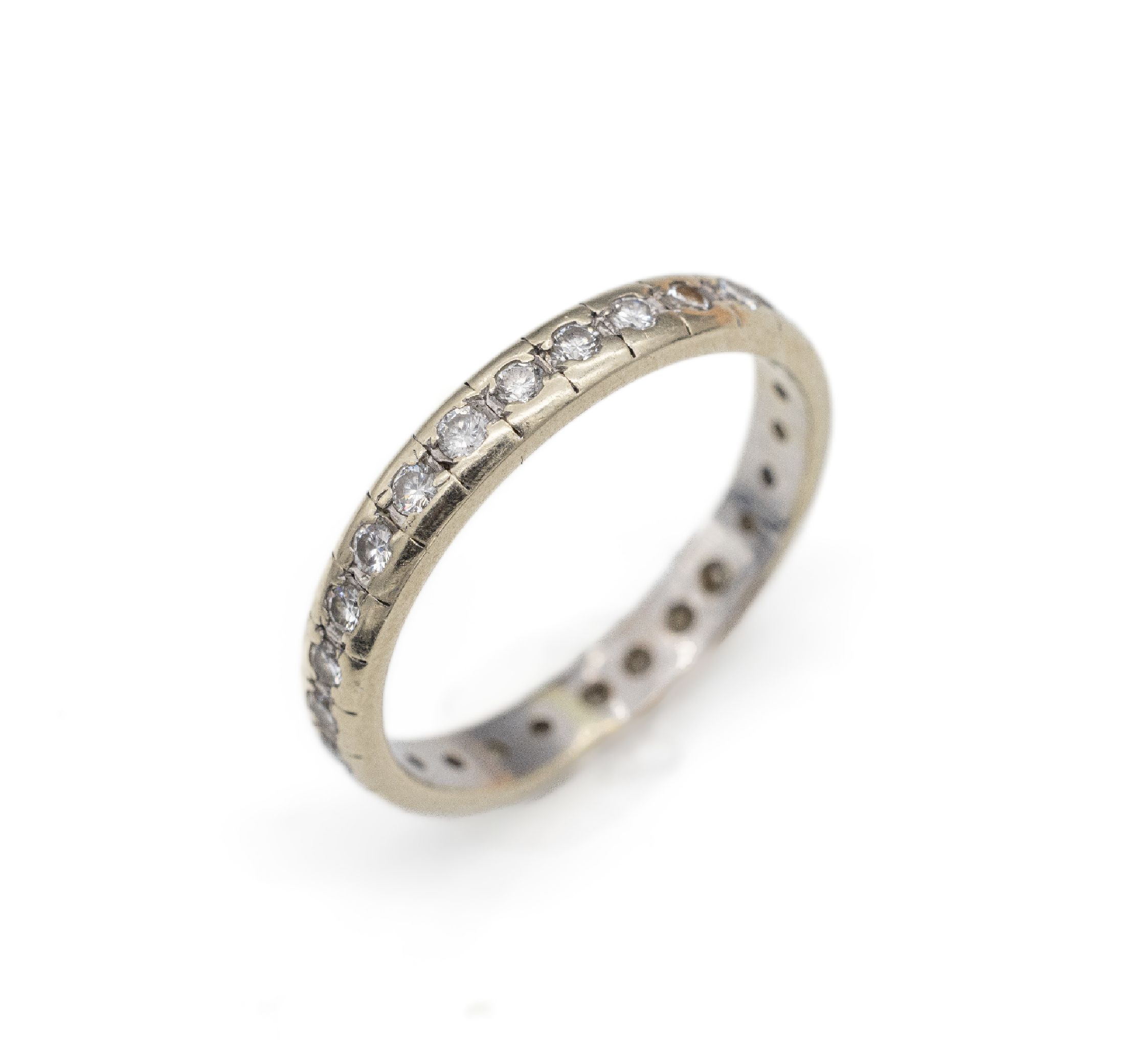14 kt Gold Memoryring mit Brillanten, WG 585/000, rundum bes. mit Brillanten zus. ca. 0.92 ct Weiß/si, Tragspuren, total ca. 4.3 g, RW 66, sollte ...