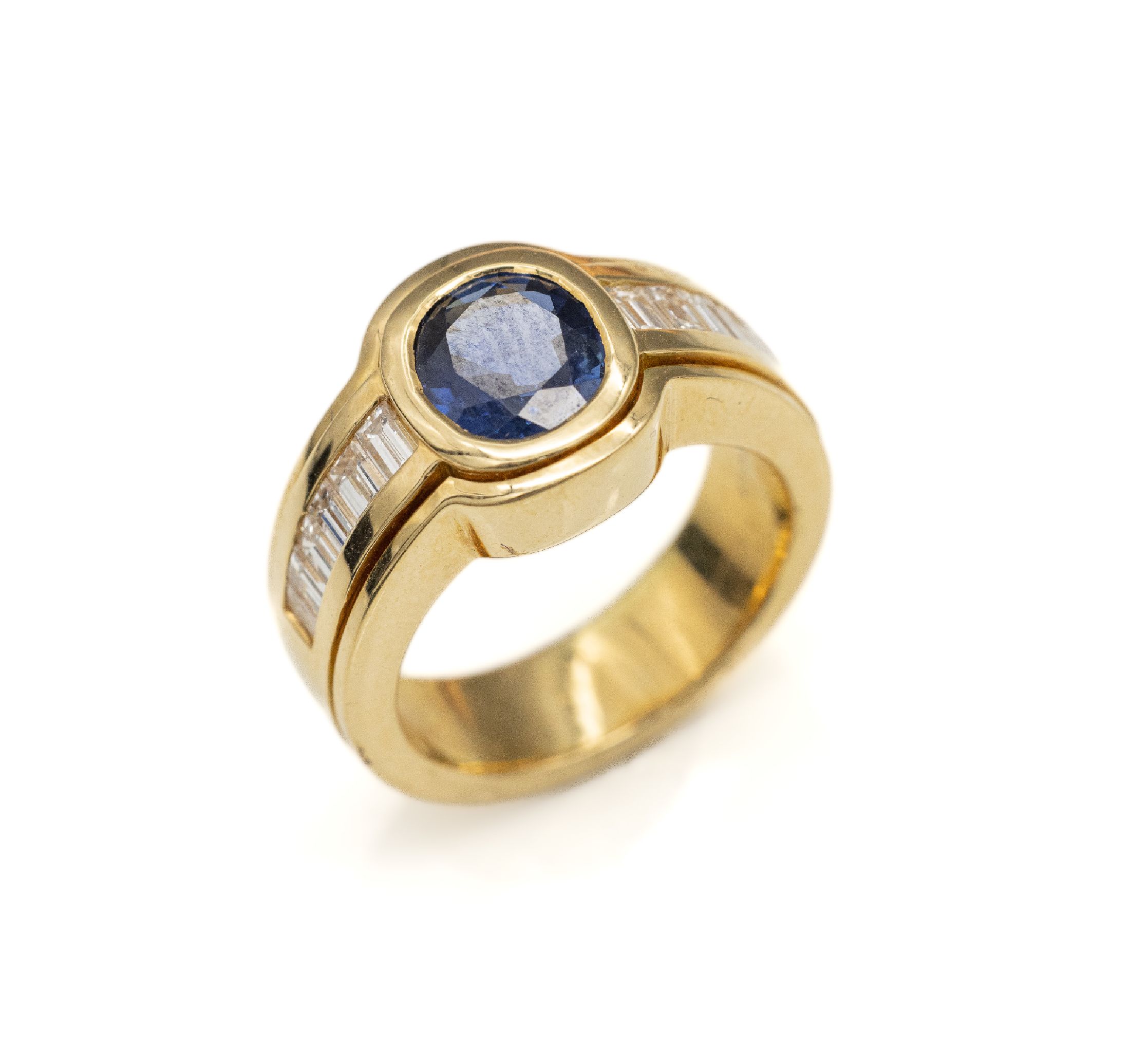 18 kt Gold Saphir-Diamant-Ring, GG 750/000,ovalfacett. Saphir ca. 2.00 ct, 12 Diamant- baguettes zus. ca. 0.92 ct Weiß/si, total ca. 15.5 g, RW 53